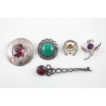 A collection of silver Scottish and Celtic brooches including gemstone (43g)
