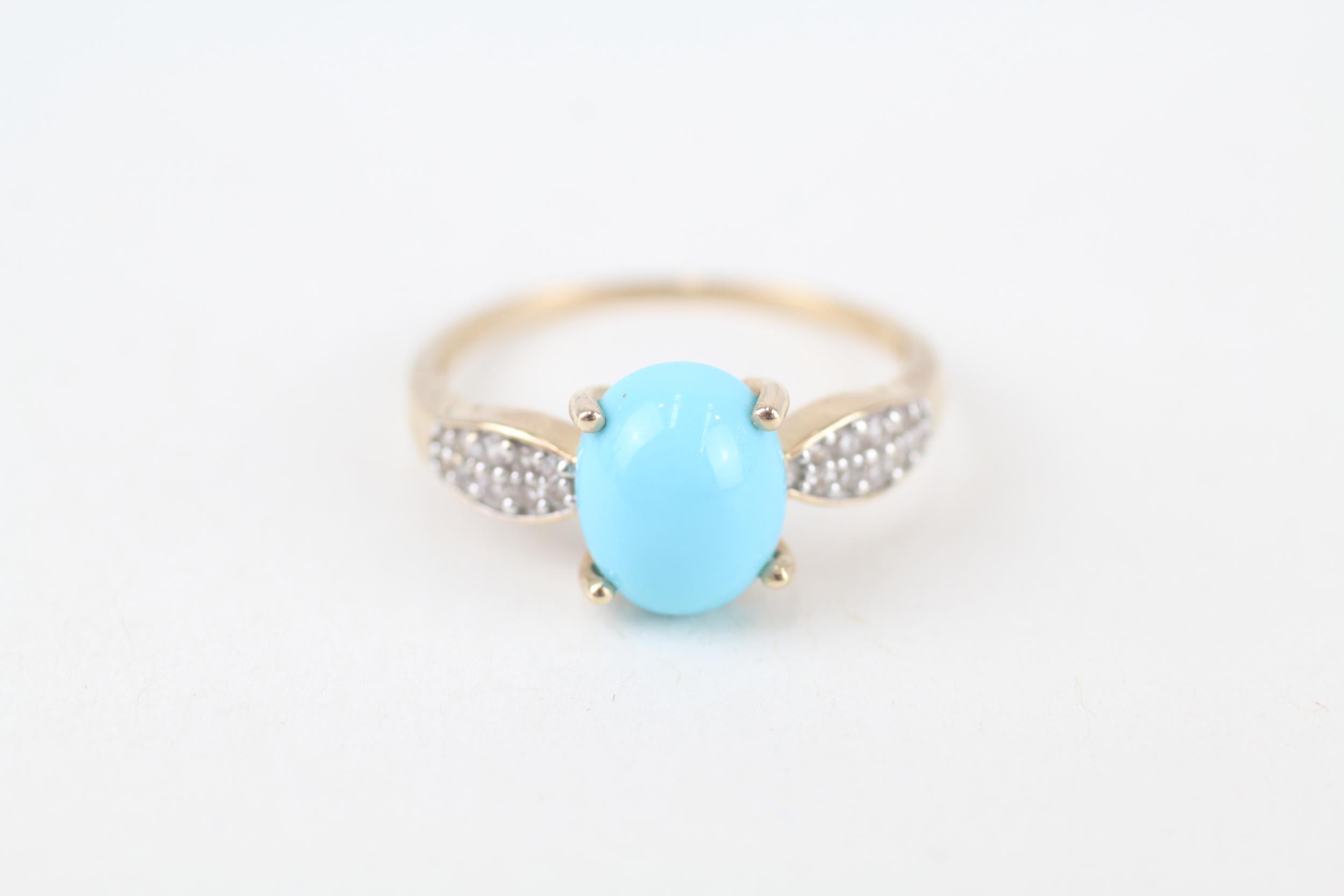 9ct gold blue gemstone single stone ring with white gemstone side Size R 1/2 2.5 g - Image 2 of 5