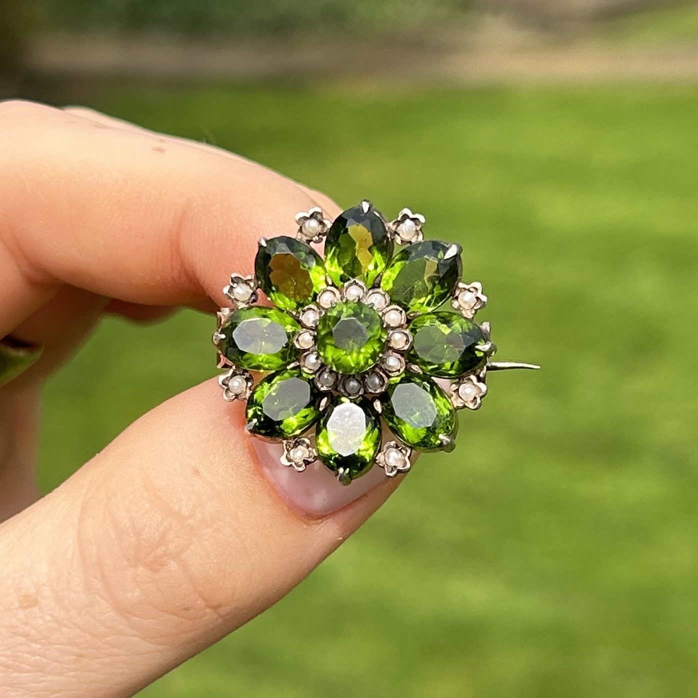 Silver antique gemstone and seed pearl floral brooch (6g)