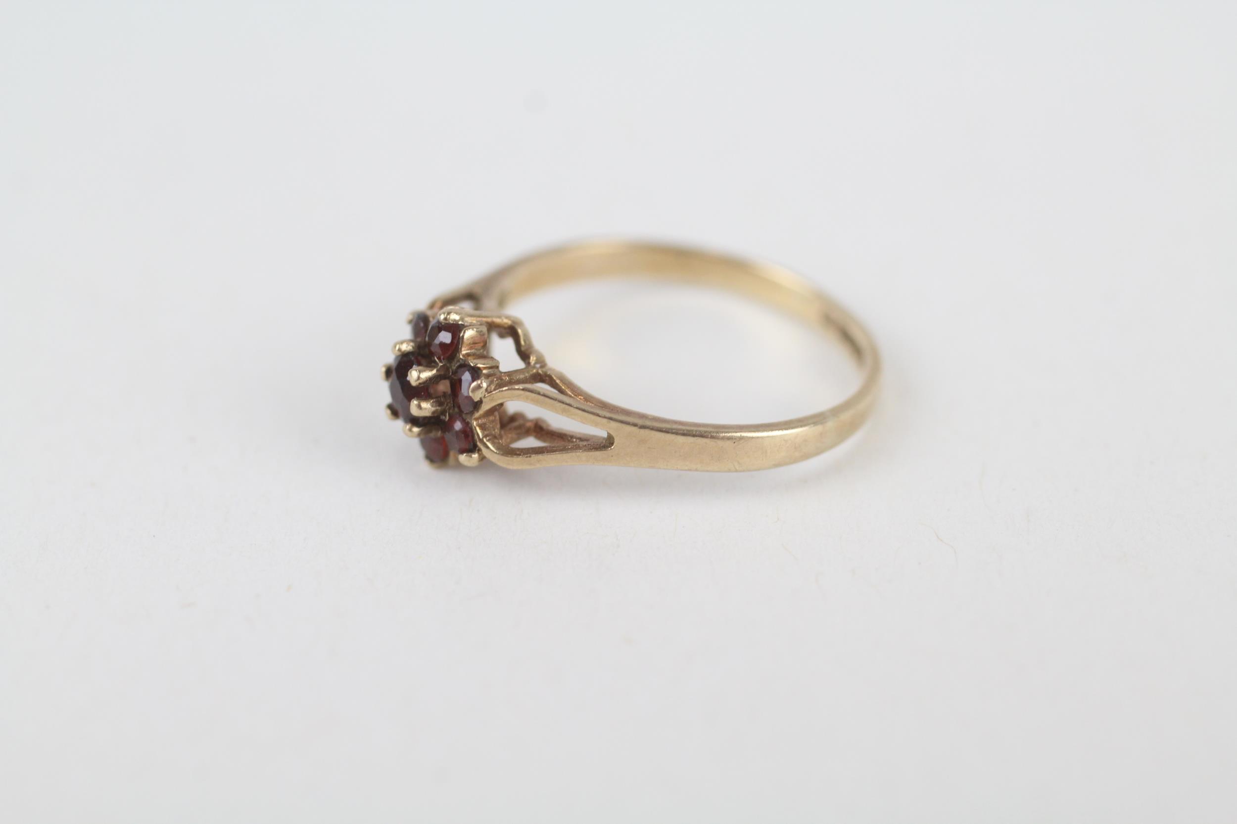9ct gold garnet floral cluster ring with split shank Size K 1.3 g - Image 4 of 4