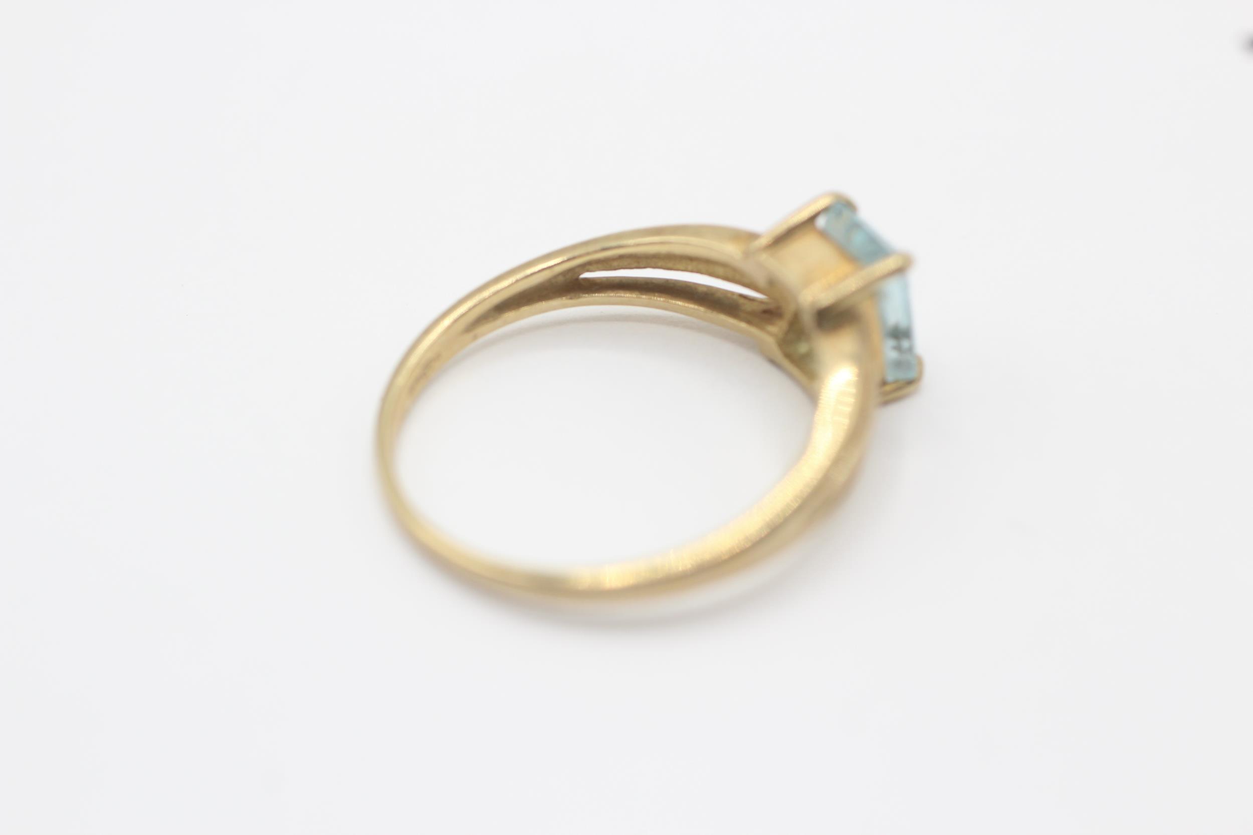 9ct gold rectangle topaz single stone ring Size M 1.8 g - Image 5 of 6