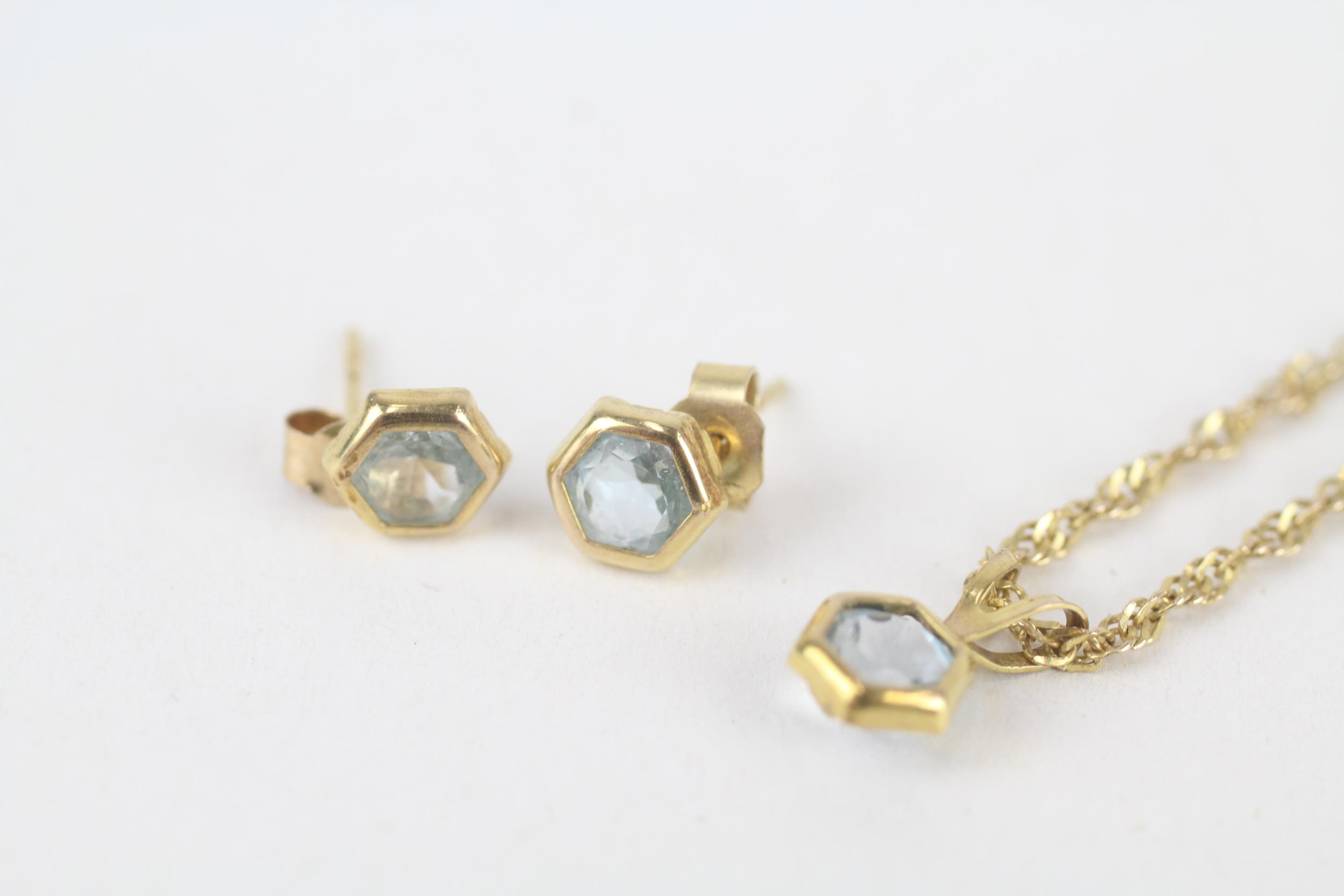 2x 9ct gold hexagon cut blue topaz necklace & stud earrings 2.6 g - Image 3 of 5