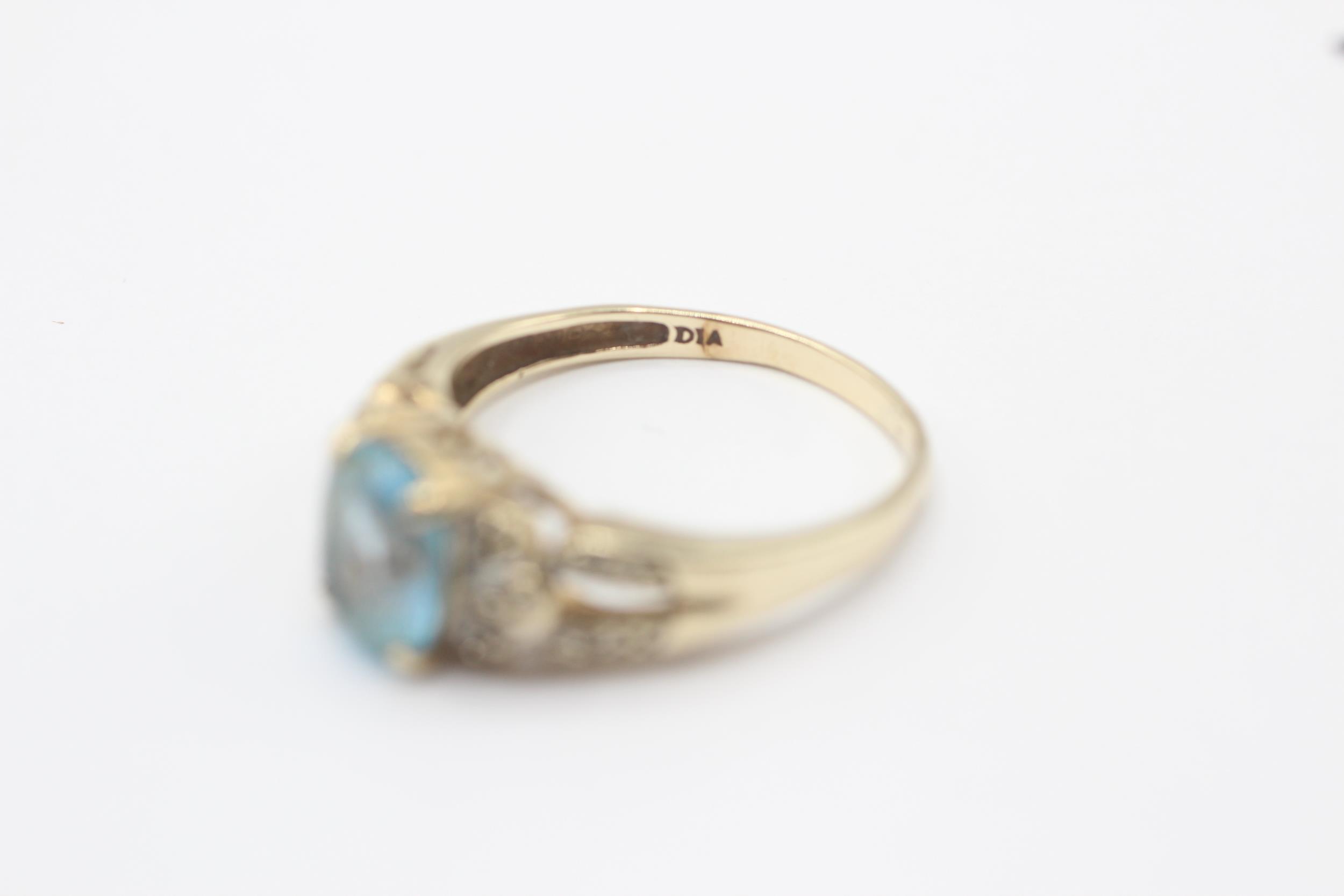 9ct gold topaz single stone ring with diamond split shank Size P 3 g - Image 2 of 7