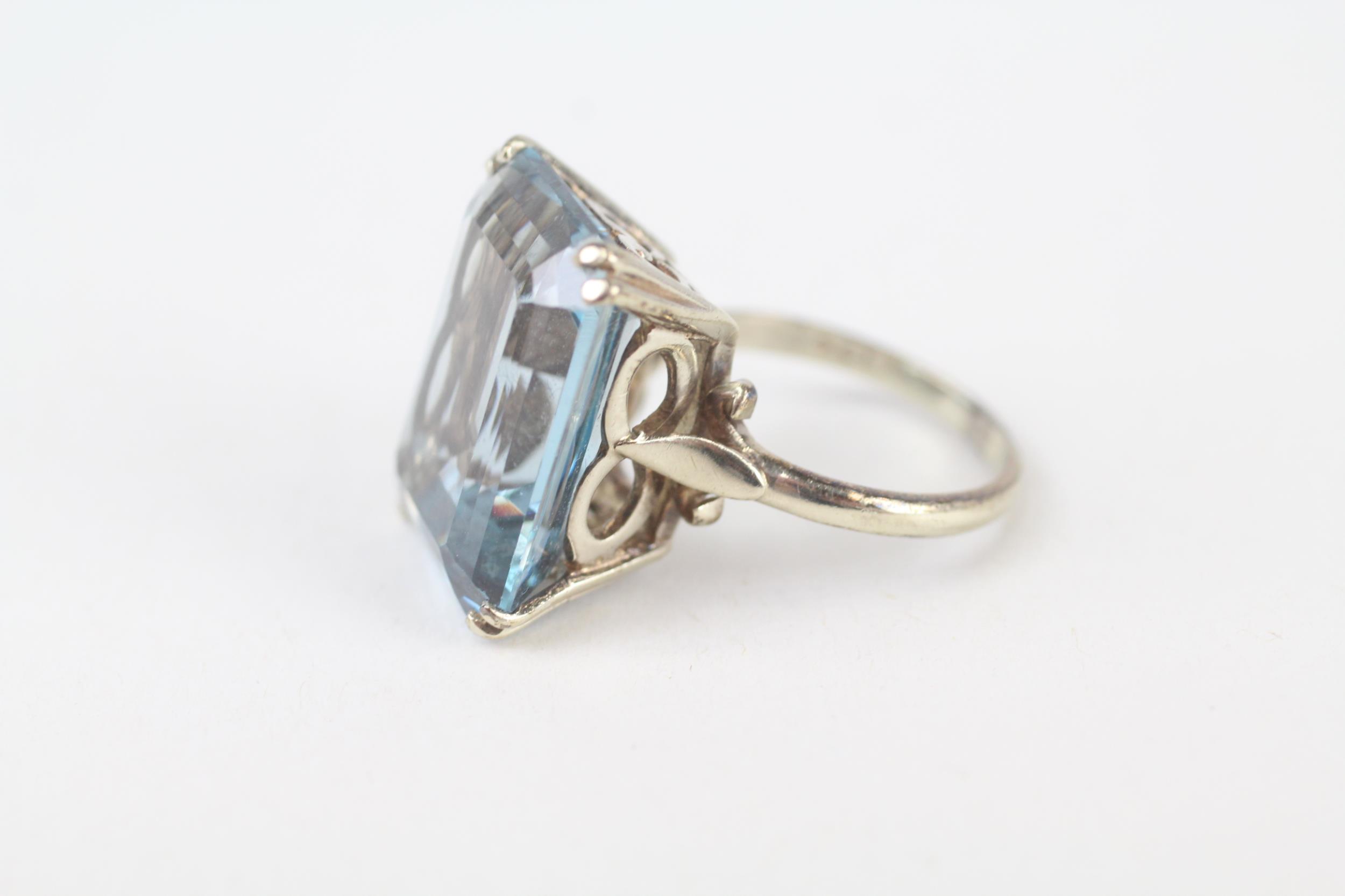 9ct gold blue gemstone cocktail ring Size N 9.9 g - Image 4 of 5