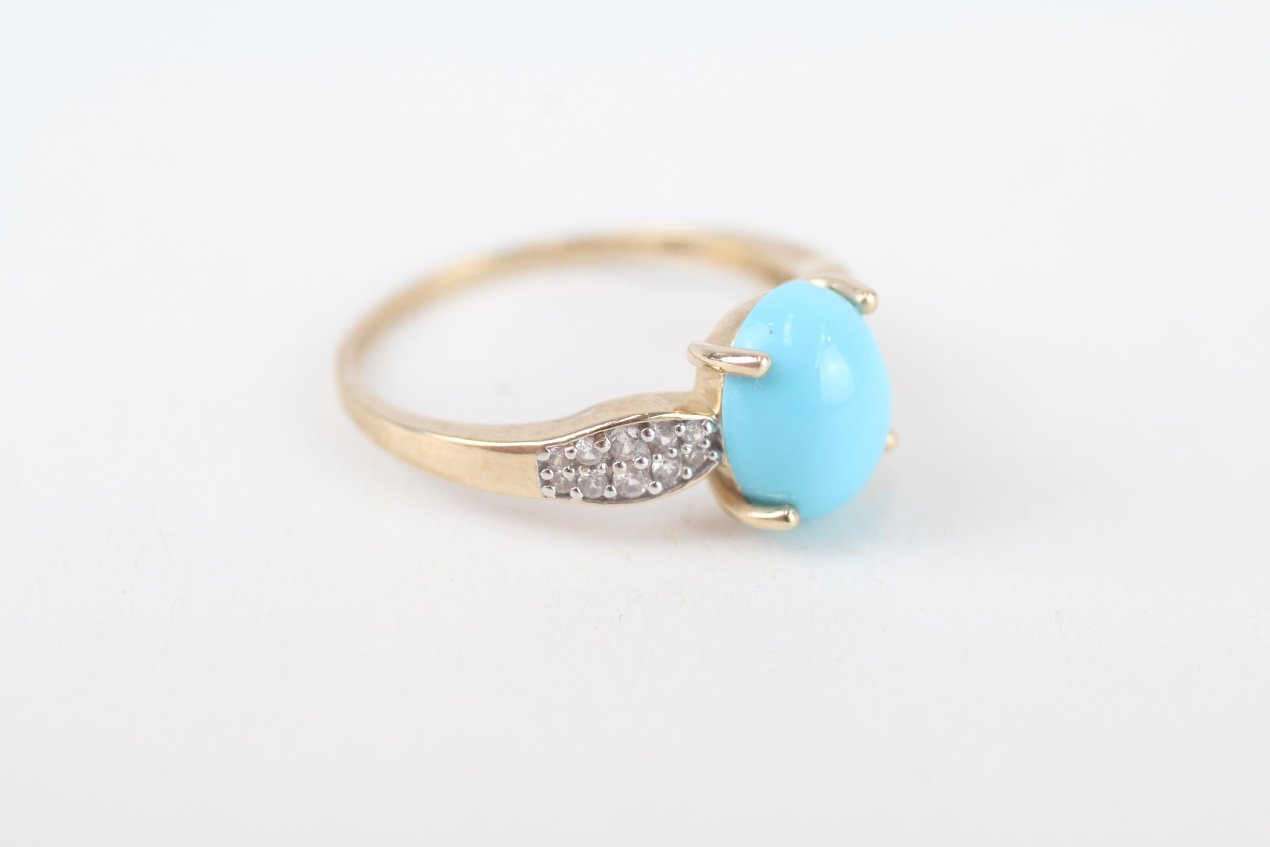 9ct gold blue gemstone single stone ring with white gemstone side Size R 1/2 2.5 g - Image 3 of 5