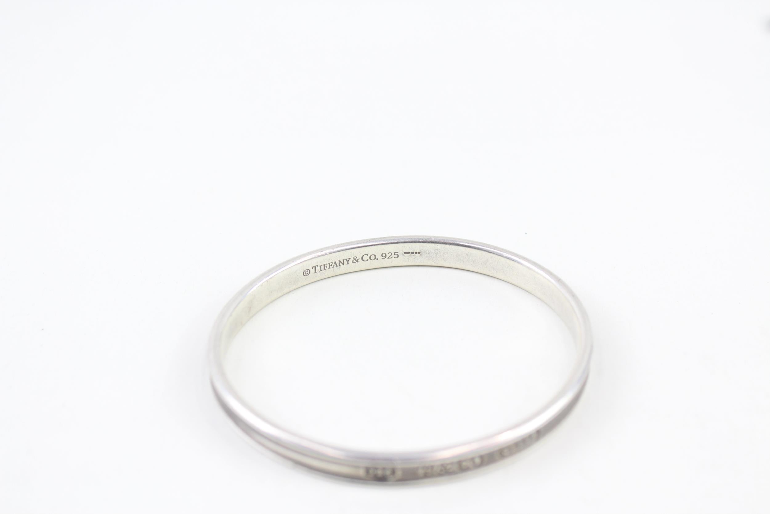 Silver bangle by designer Tiffany & Co (32g) - Image 7 of 12