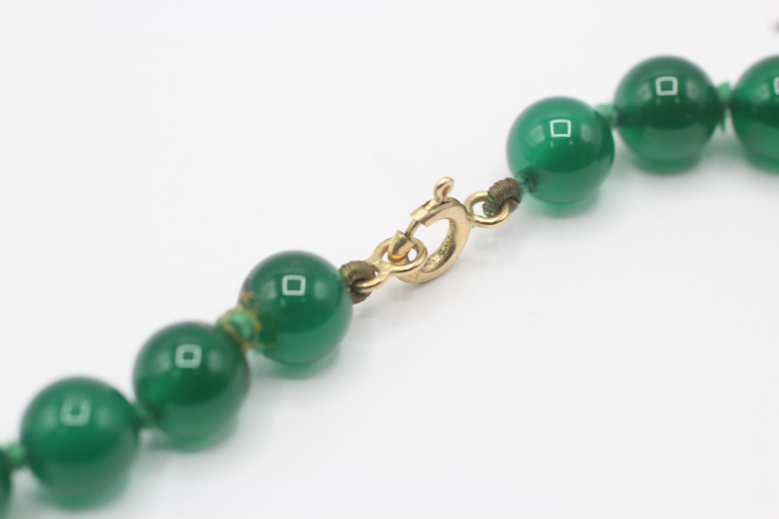 9ct gold clasp chrysoprase single strand necklace - Image 6 of 6