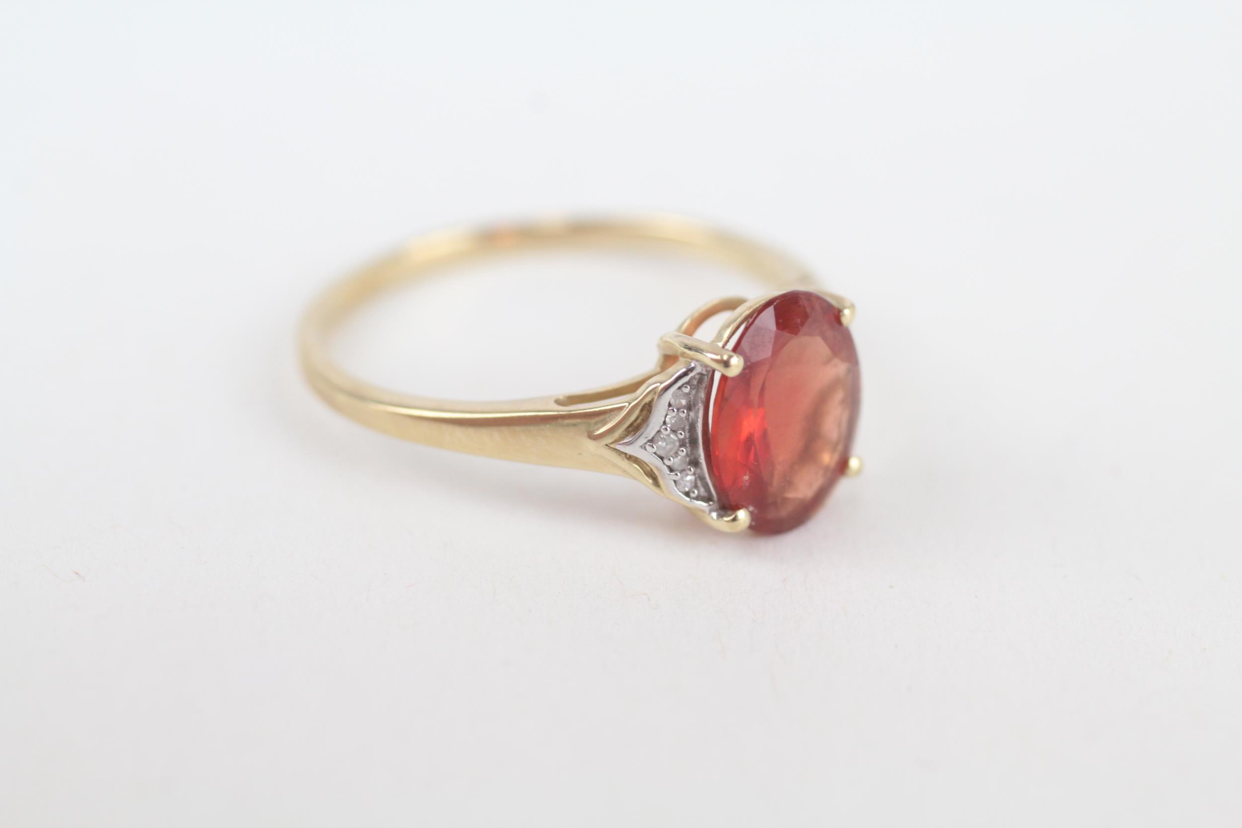 9ct gold red gemstone single stone ring with diamond sides Size R 1/2 2.1 g - Image 3 of 5