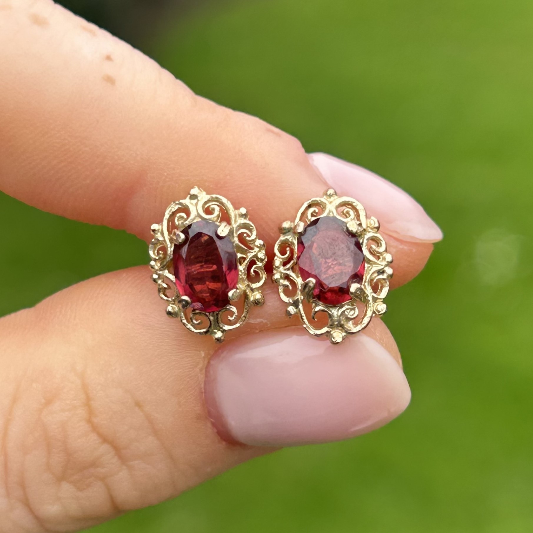 9ct gold garnet ornate stud earrings 1.5 g