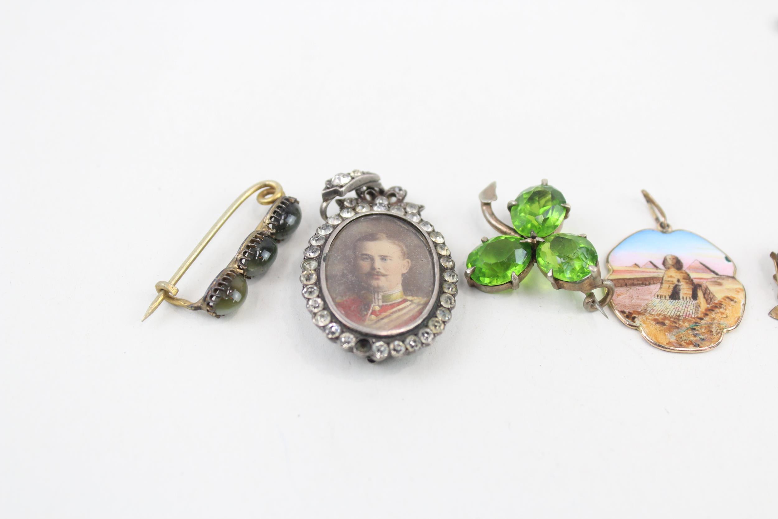 A collection of antique jewellery including double sided locket (19g) - Image 2 of 7