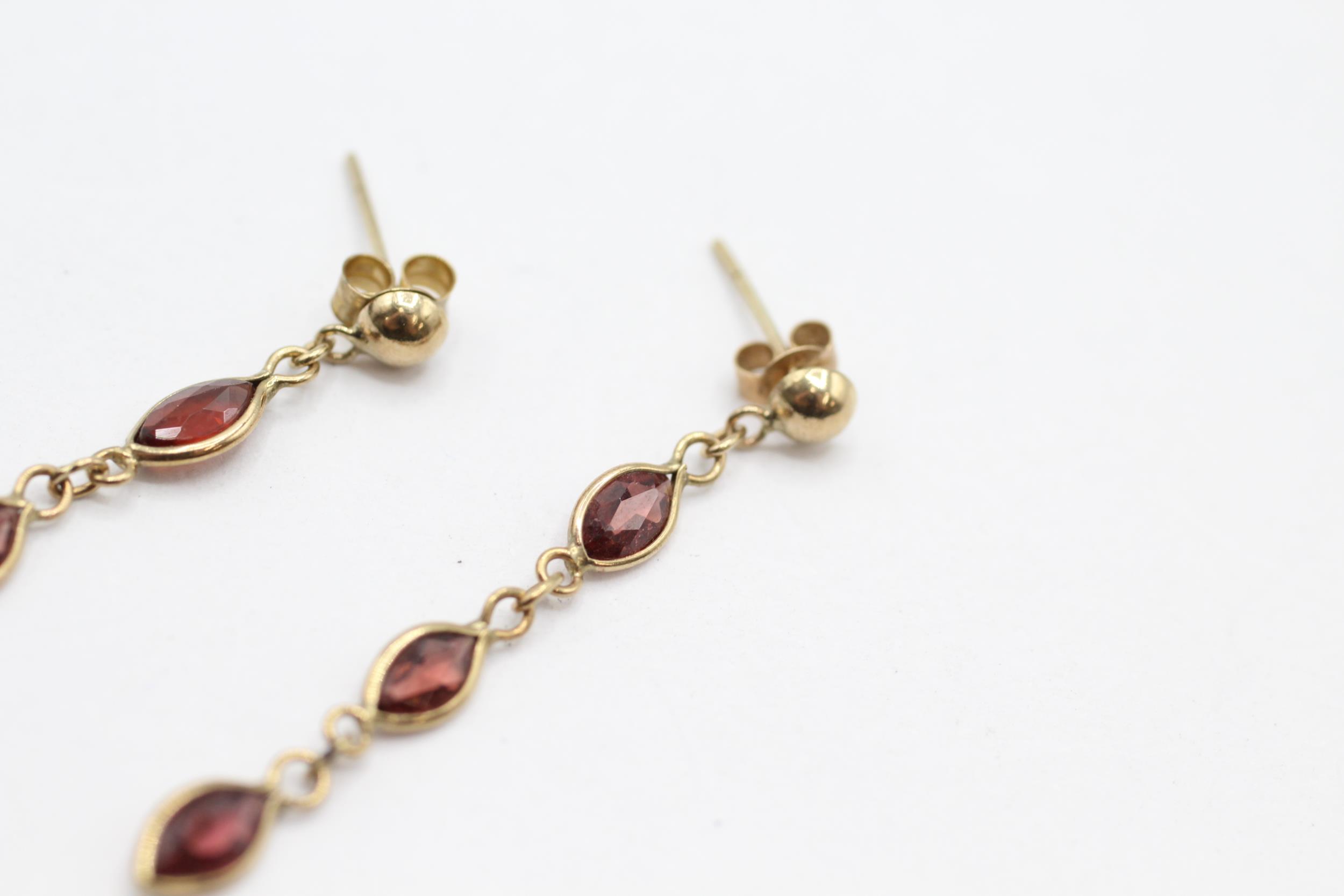 9ct gold marquise cut garnet set chain drop earrings 0.7 g - Image 5 of 5