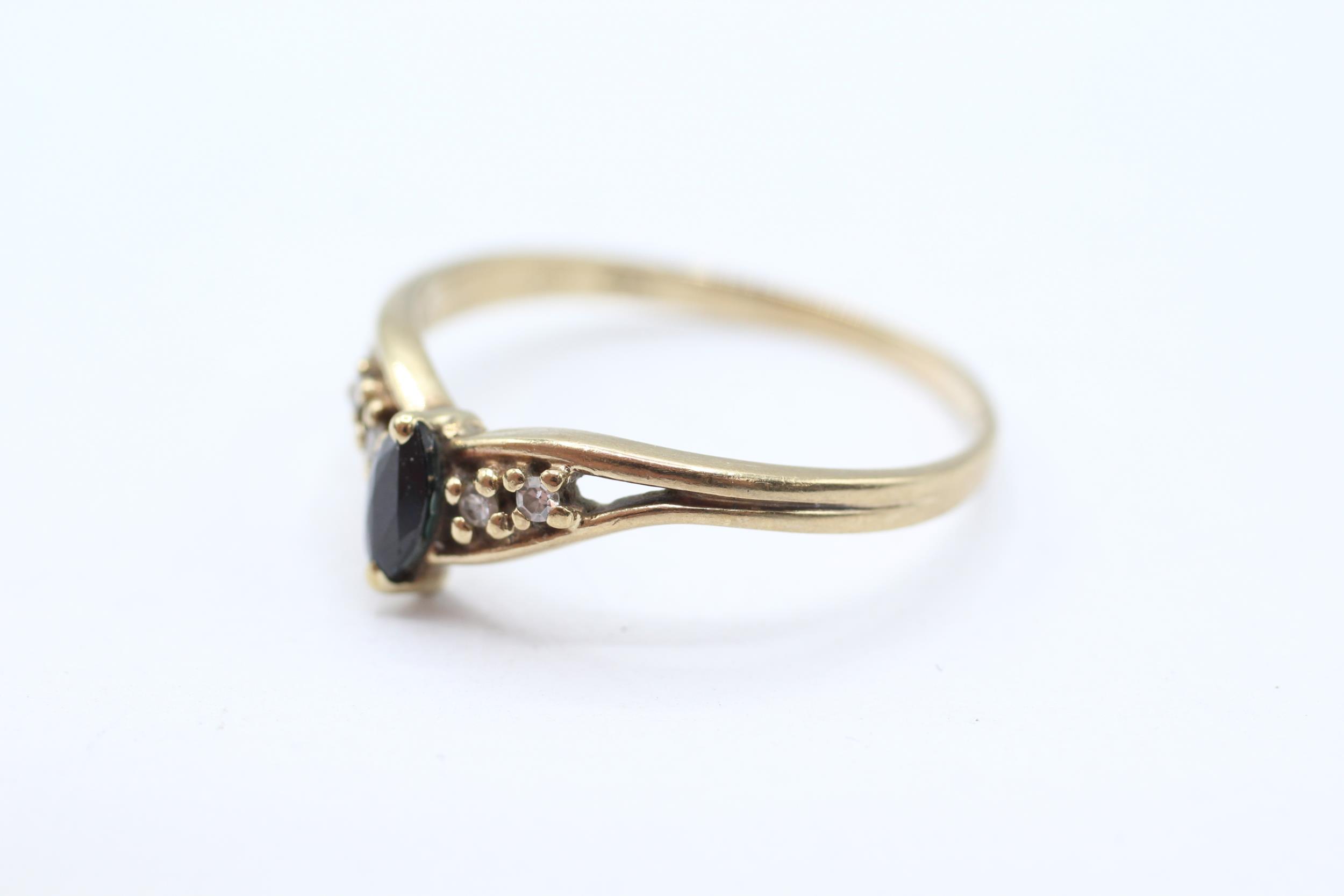 9ct gold diamond & sapphire five stone openwork chevron ring Size T 2.1 g - Image 4 of 5