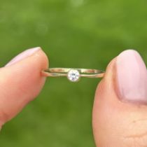 9ct gold diamond solitaire ring Size M 0.7 g