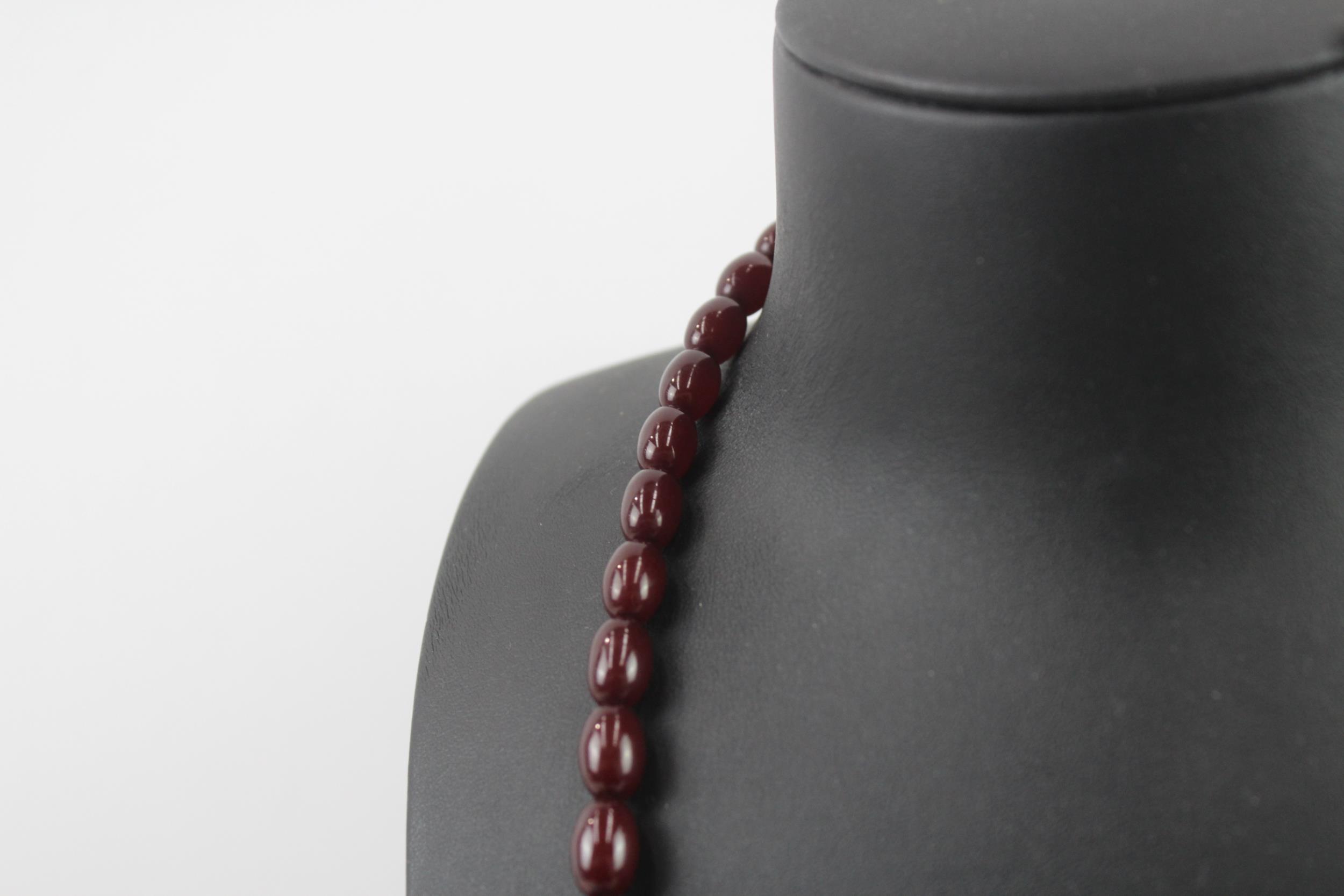 Cherry Bakelite graduated necklace with screw clasp (66g) - Image 6 of 7