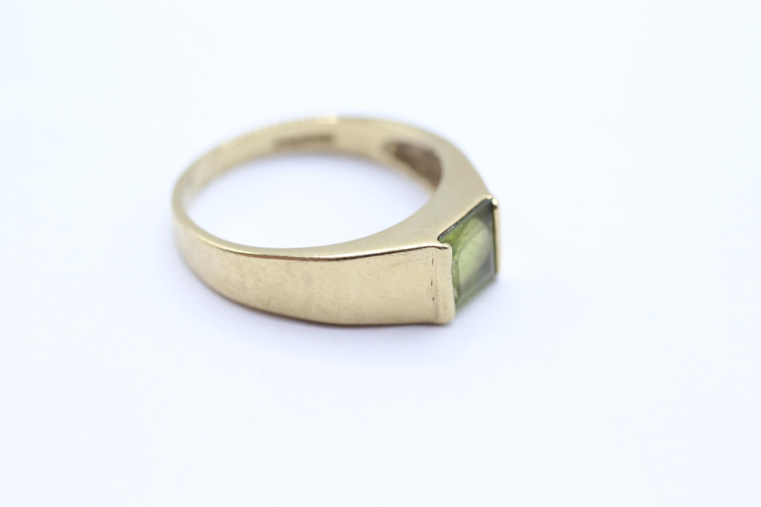 9ct gold square cut peridot ring Size N 3.1 g - Image 2 of 4