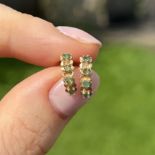9ct gold emerald drop earrings, claw set 0.7 g