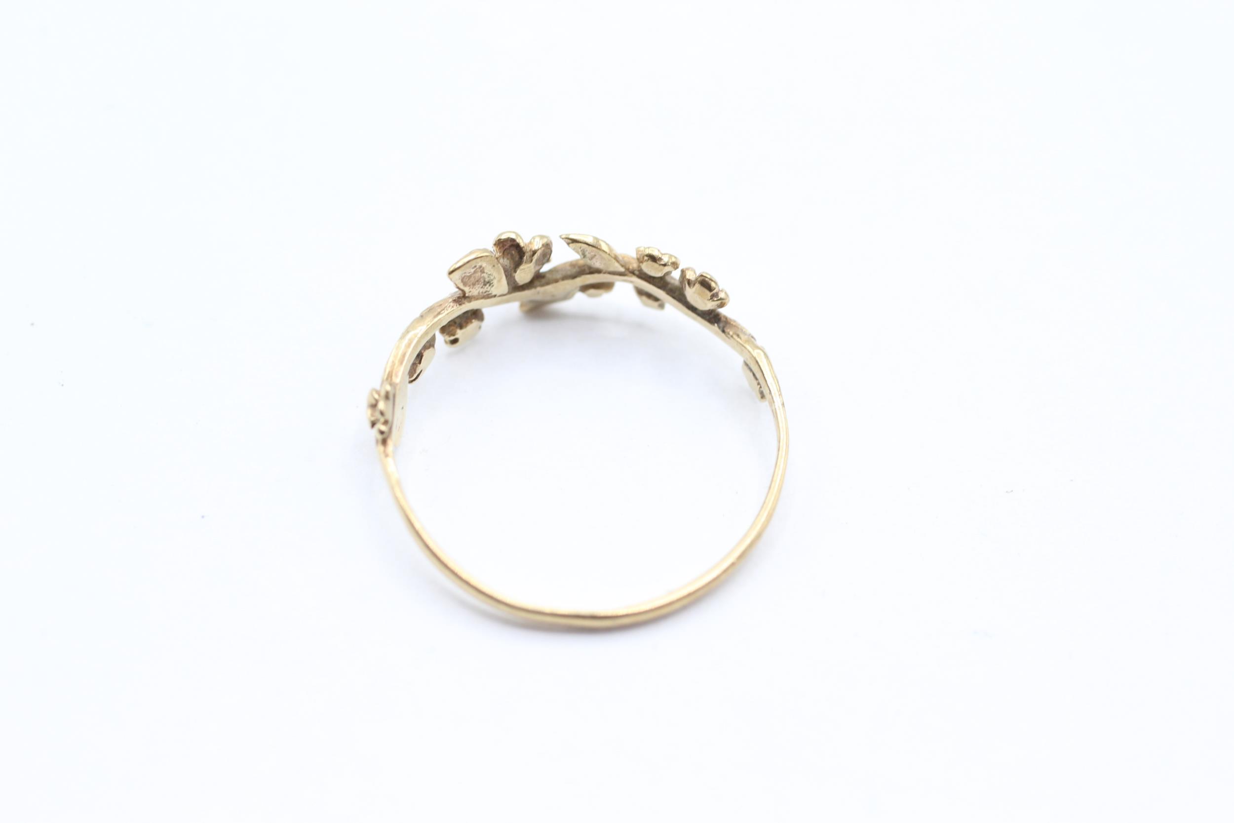 9ct gold vintage floral patterned ring Size O 1 g - Image 5 of 5