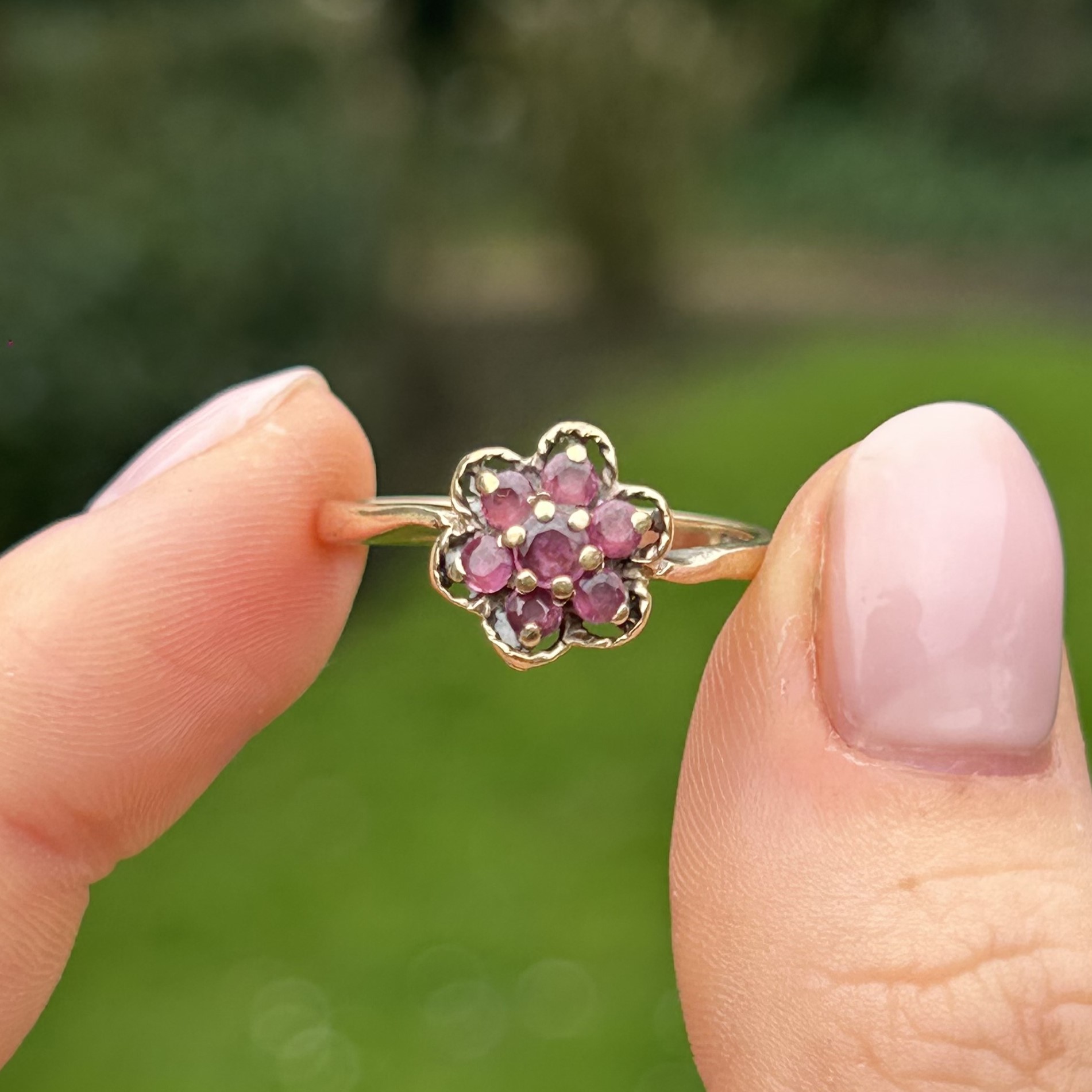 9ct gold ruby seven stone floral cluster ring Size P 2.4 g - Image 7 of 7