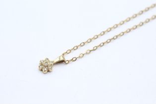 9ct gold diamond cluster pendant necklace 2.1 g