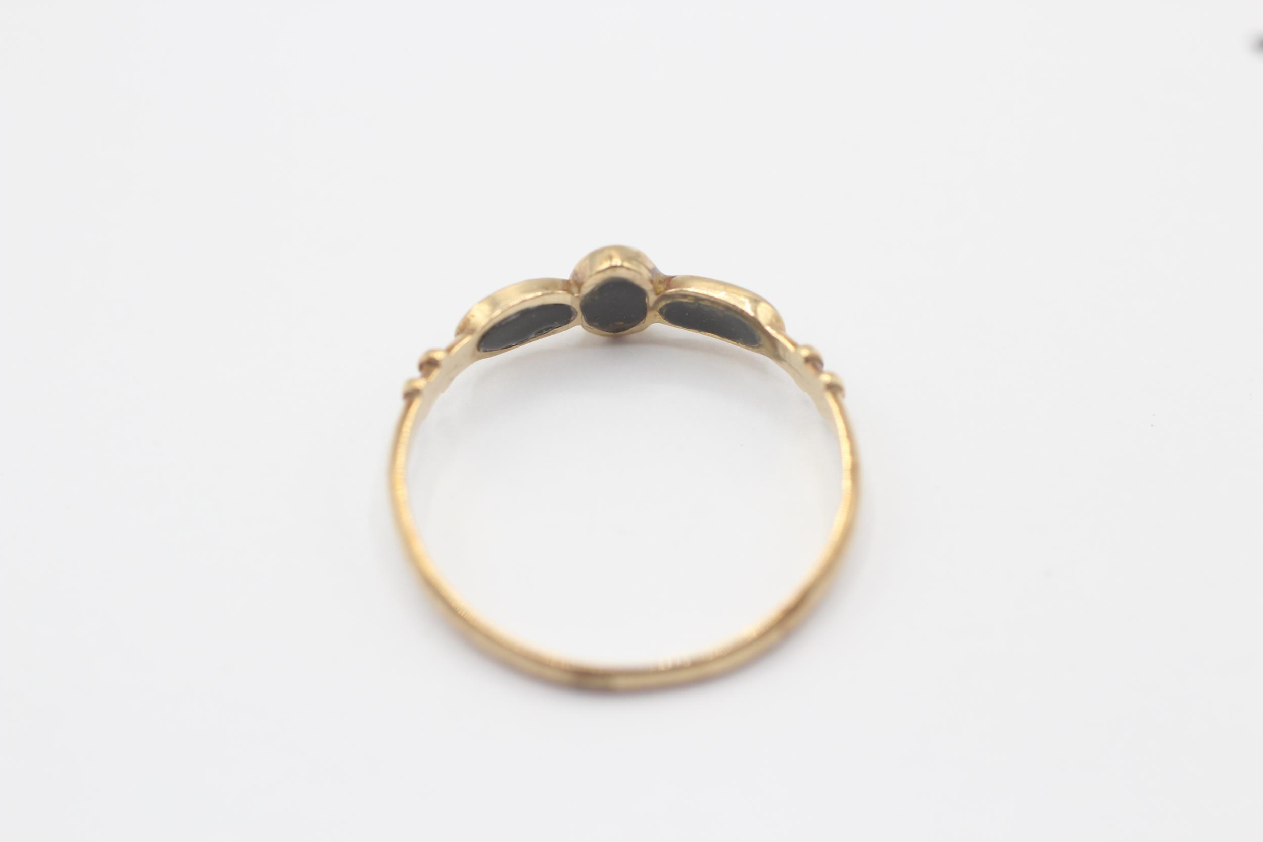 14ct gold onyx tri stone ring Size K 0.8 g - Image 7 of 7