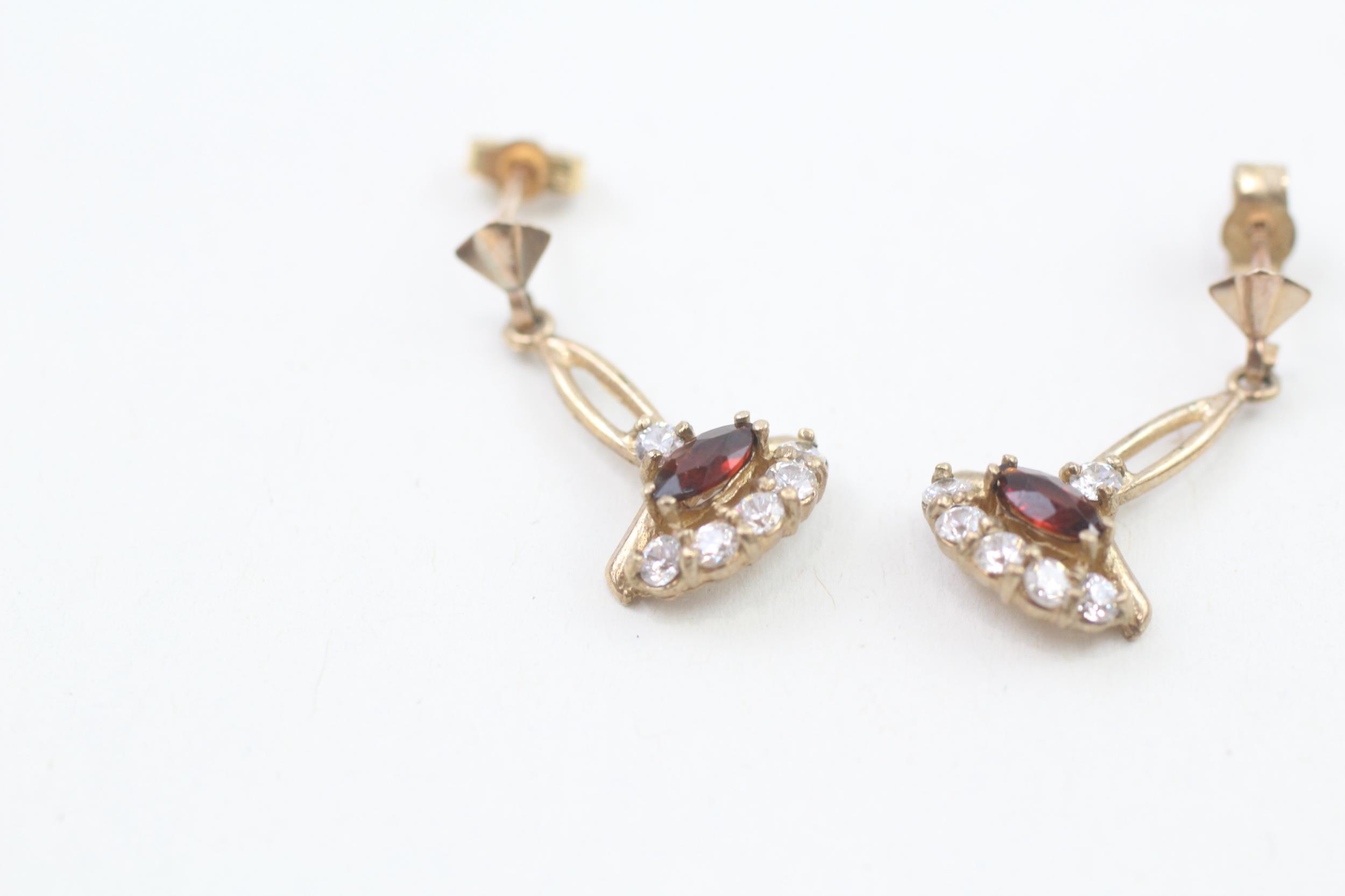 9ct gold garnet & cubic zirconia drop earrings 1.6 g - Image 2 of 4