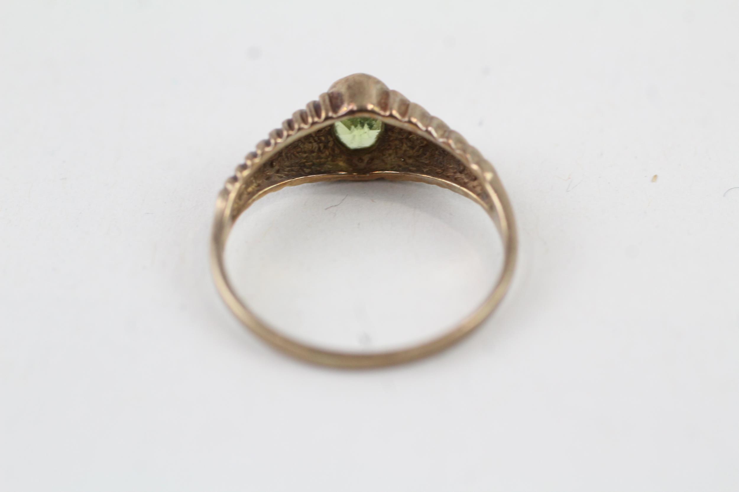 9ct gold oval peridot single stone ring Size J 1.4 g - Image 3 of 5