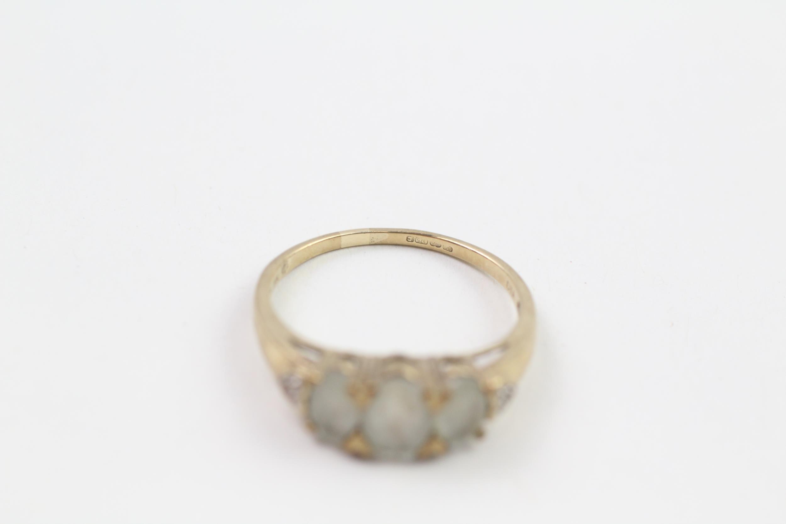 9ct gold aquamarine three stone ring with diamond set heart motif shank Size R 2.7 g - Image 2 of 4