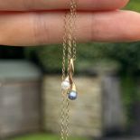 9ct gold cultured pearl twist pendant on chain 1.6 g