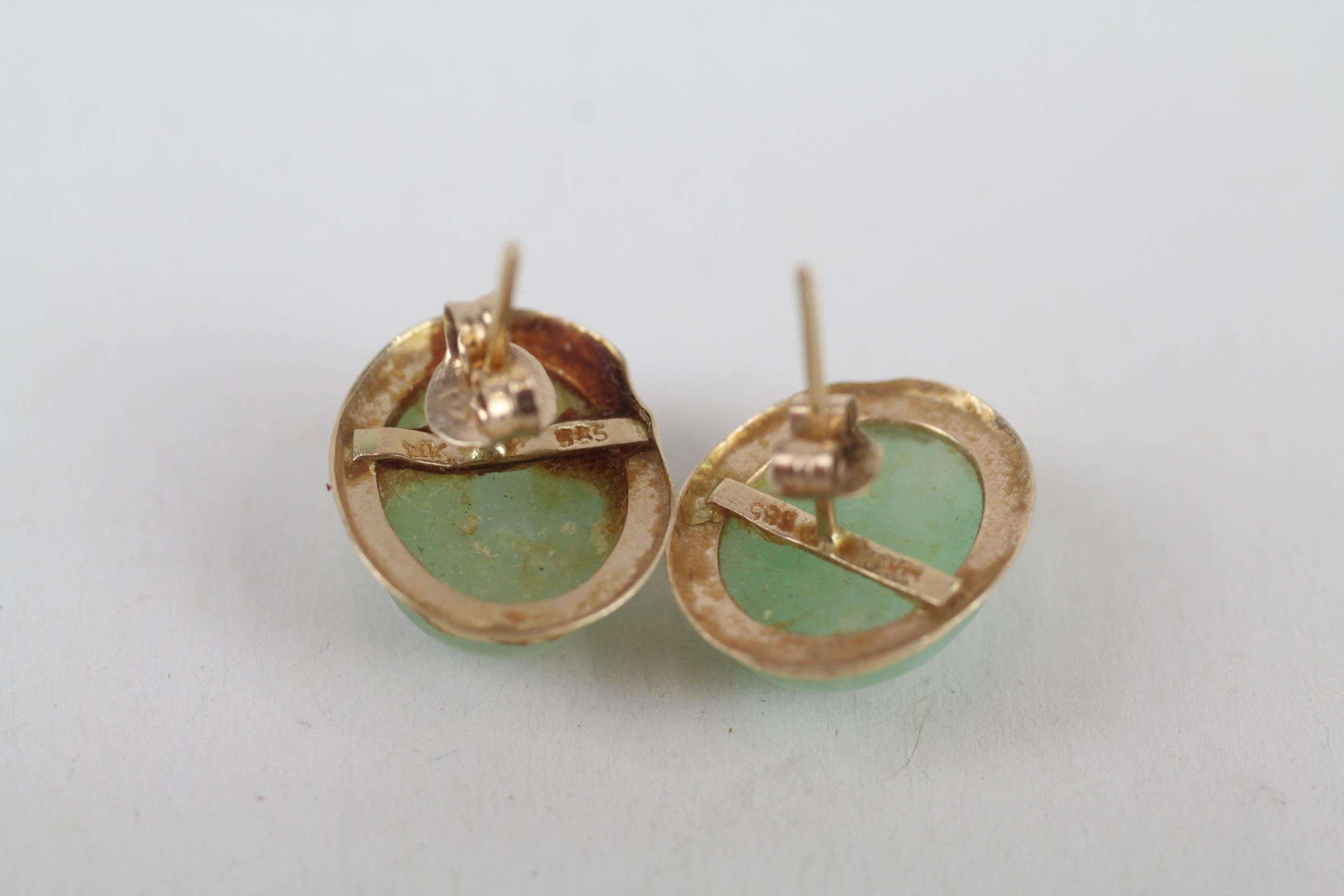 14ct gold enhanced jade cabochon set stud earrings - 9ct gold backs 2.5 g - Image 5 of 5