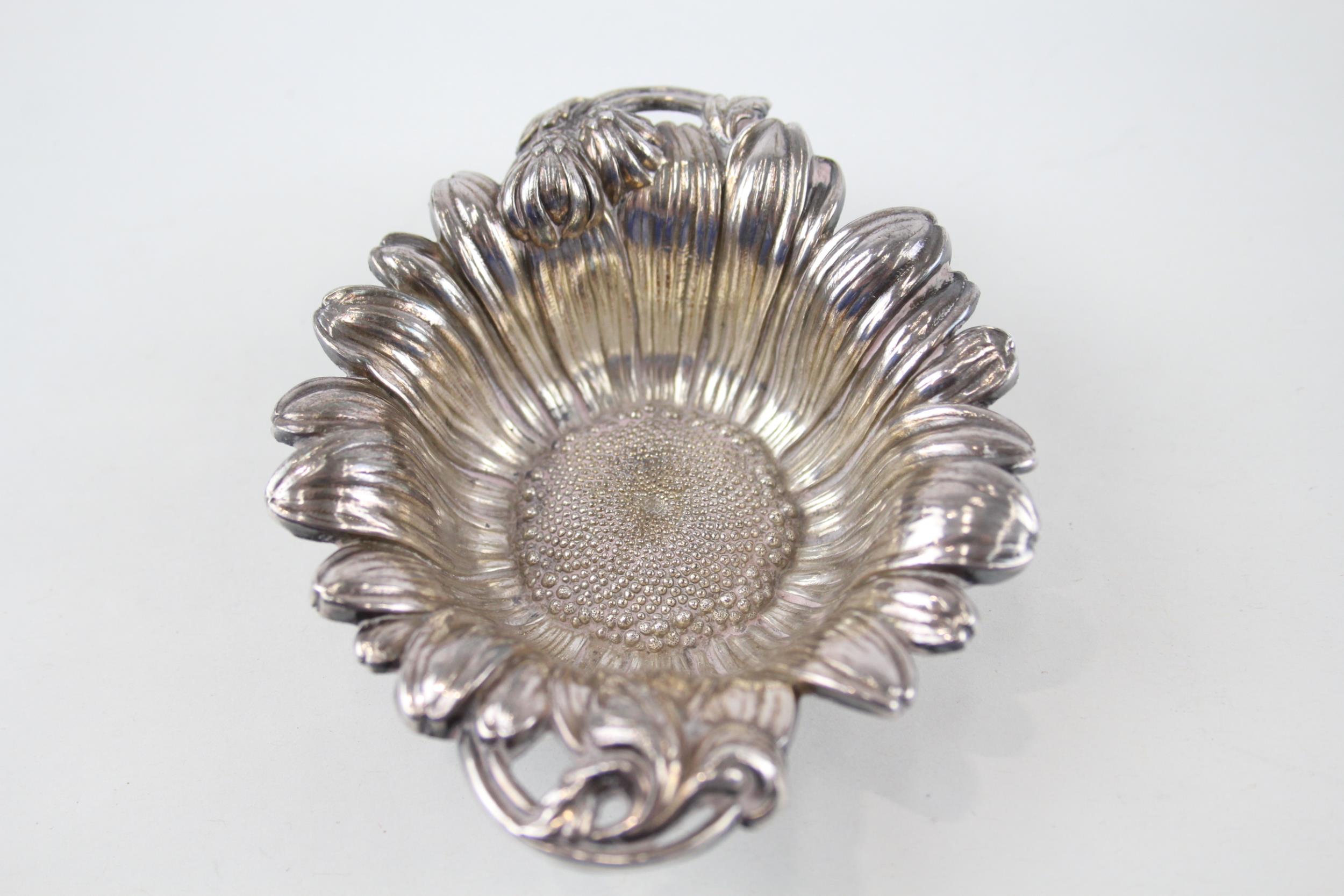 Antique / Vintage .925 Sterling Silver Floral Daisy Nut / Trinket Dish (27g) - Diameter - 9cm In - Image 2 of 5