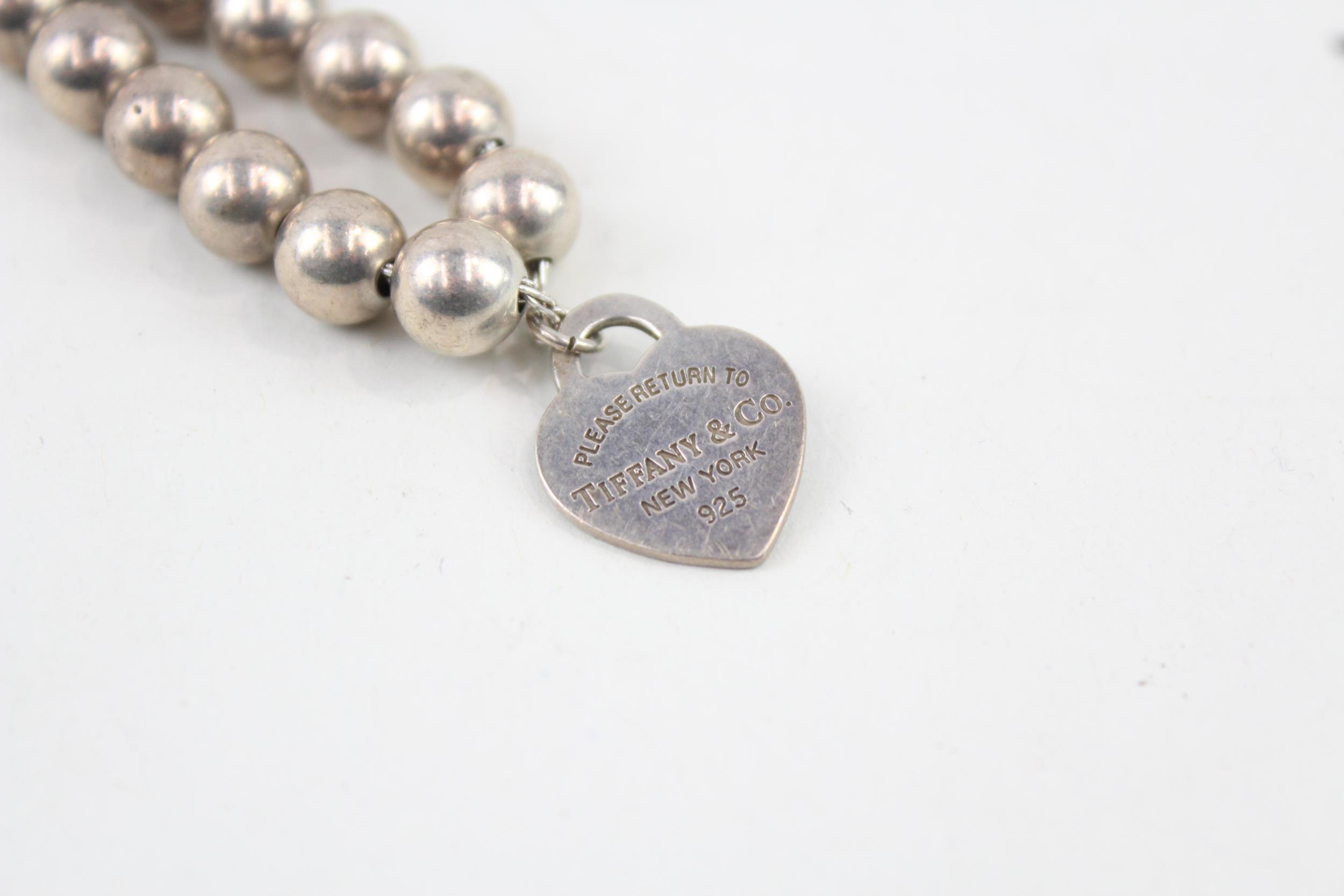 Silver bracelet with enamel heart charm by designer Tiffany & Co (16g) - Image 5 of 5