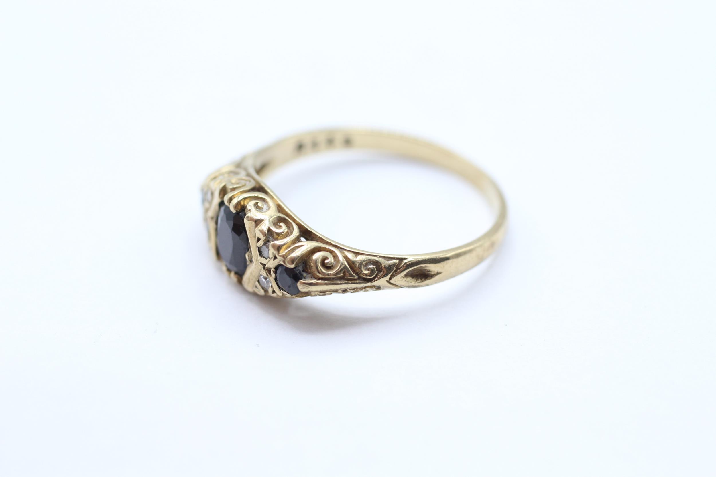 9ct gold vintage sapphire & diamond ring with a scroll patterned gallery Size P 2.5 g - Image 4 of 5