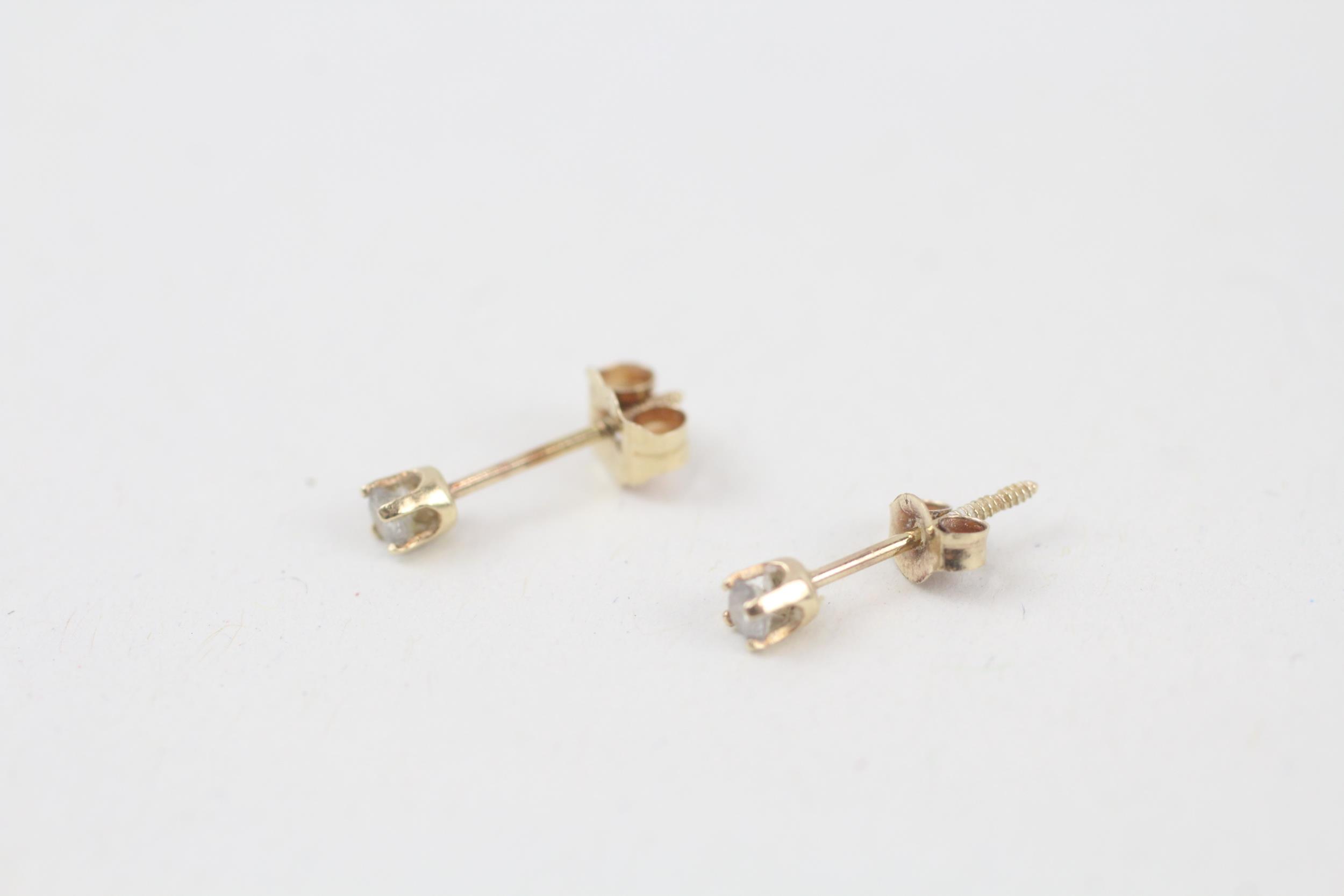 14ct gold circular cut diamond single stone stud earrings 0.3 g - Image 2 of 4