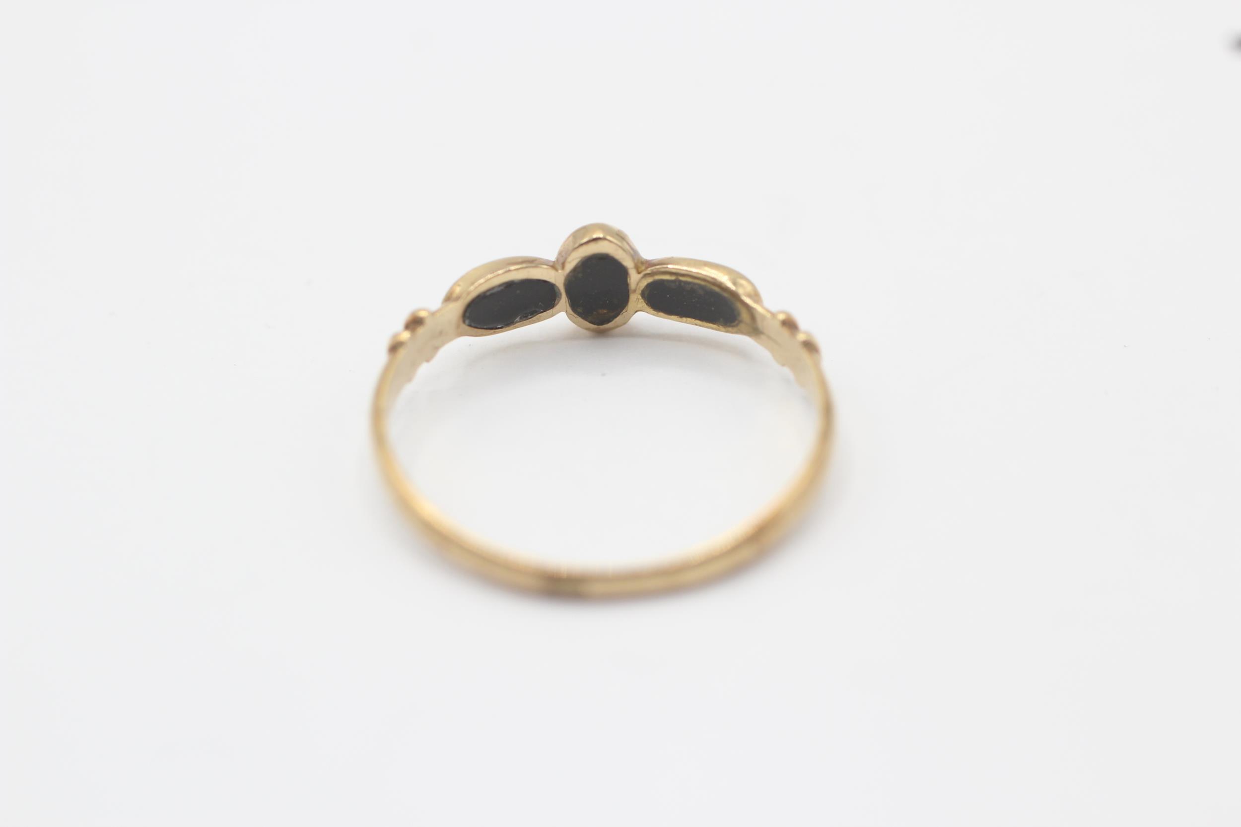 14ct gold onyx tri stone ring Size K 0.8 g - Image 4 of 7