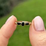 14ct gold onyx tri stone ring Size K 0.8 g