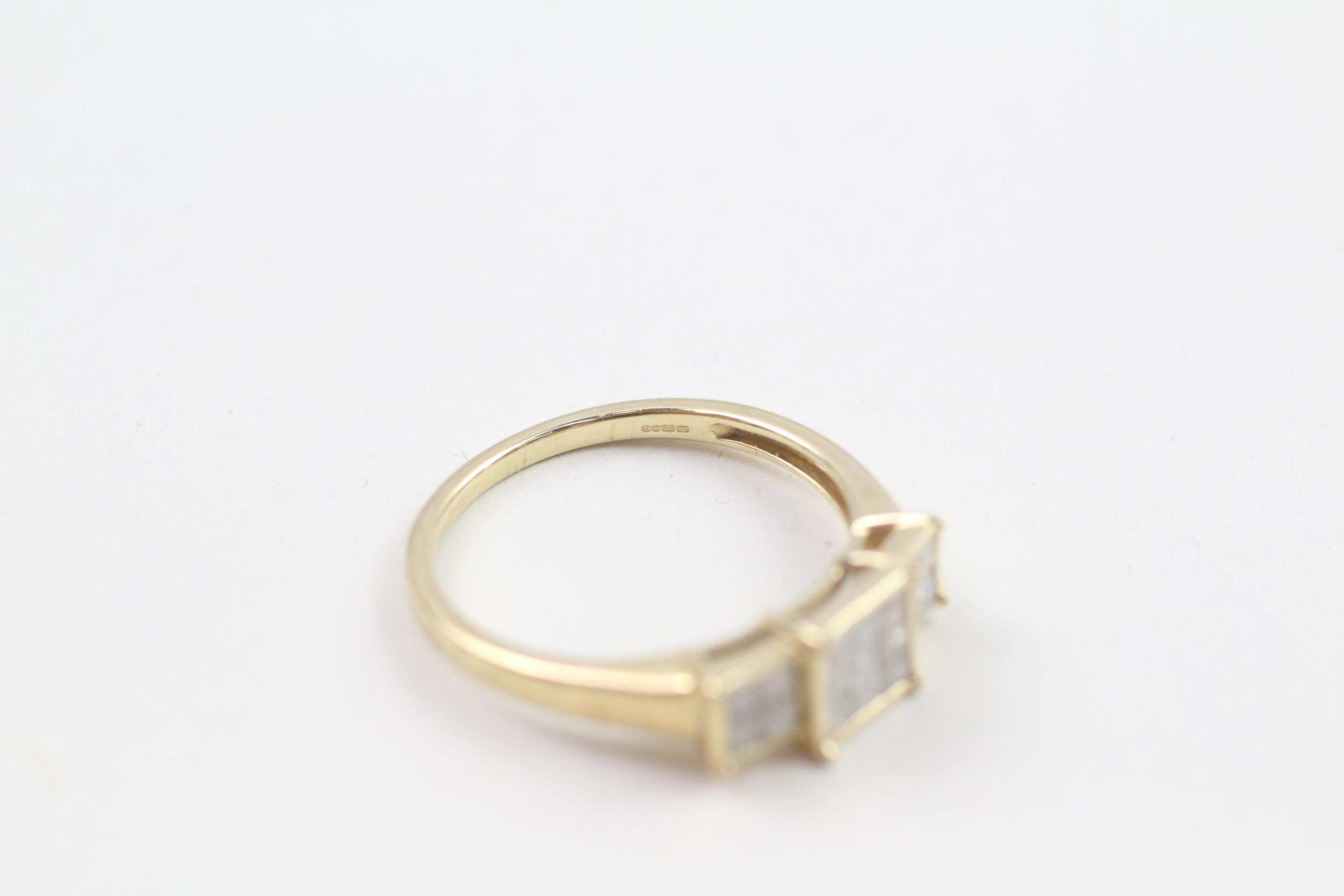 9ct gold square-shaped triple cluster ring Size Q 2.4 g - Image 3 of 4