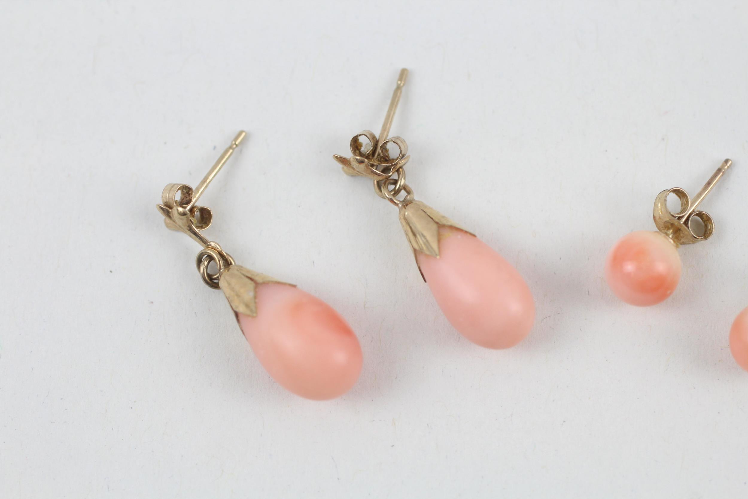 2 x 9ct gold coral set earrings, drops and studs 2.5 g - Image 2 of 5