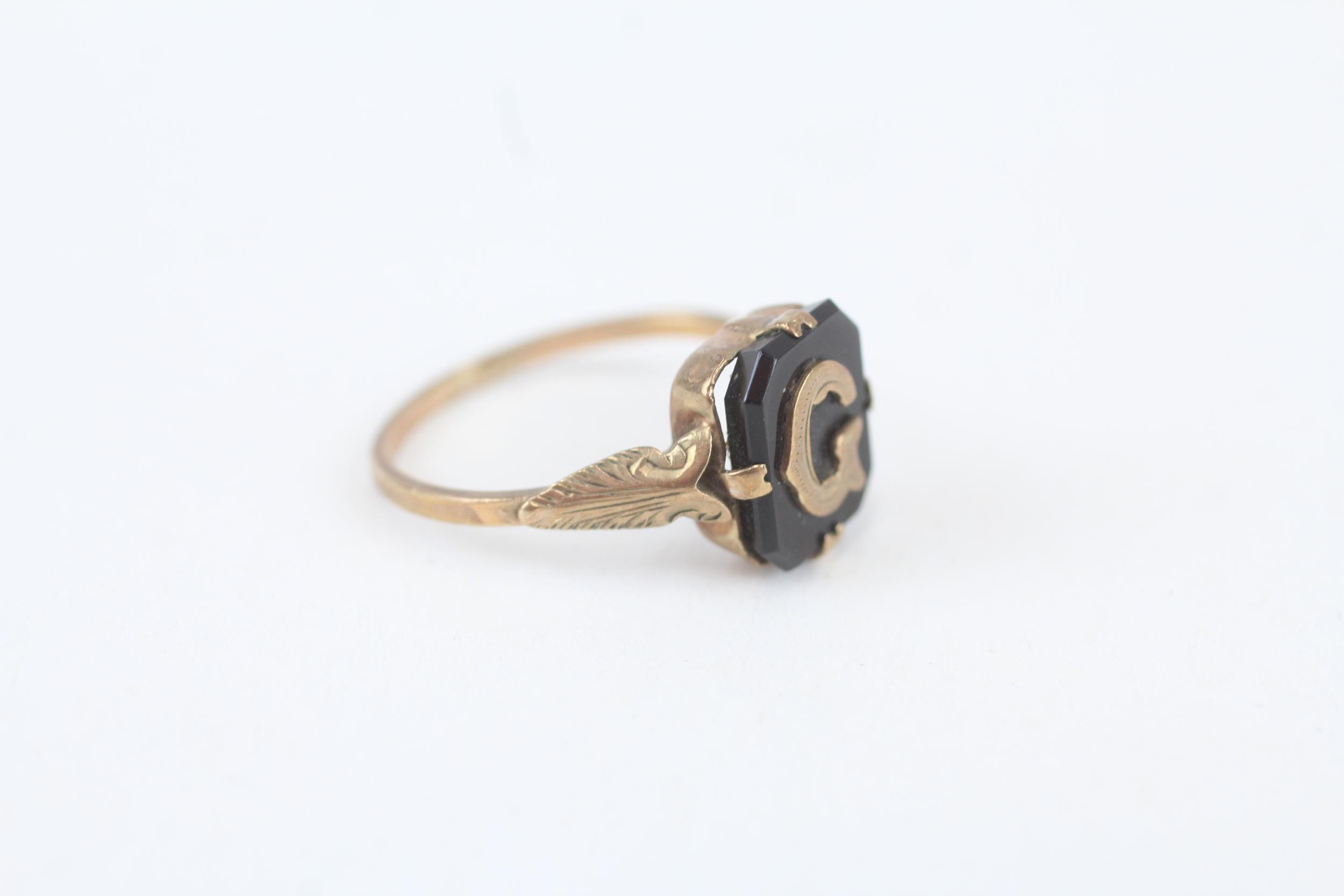 9ct gold antique onyx initial 'G' signet ring - MISHAPEN - AS SEEN Size J 1.6 g - Image 2 of 4