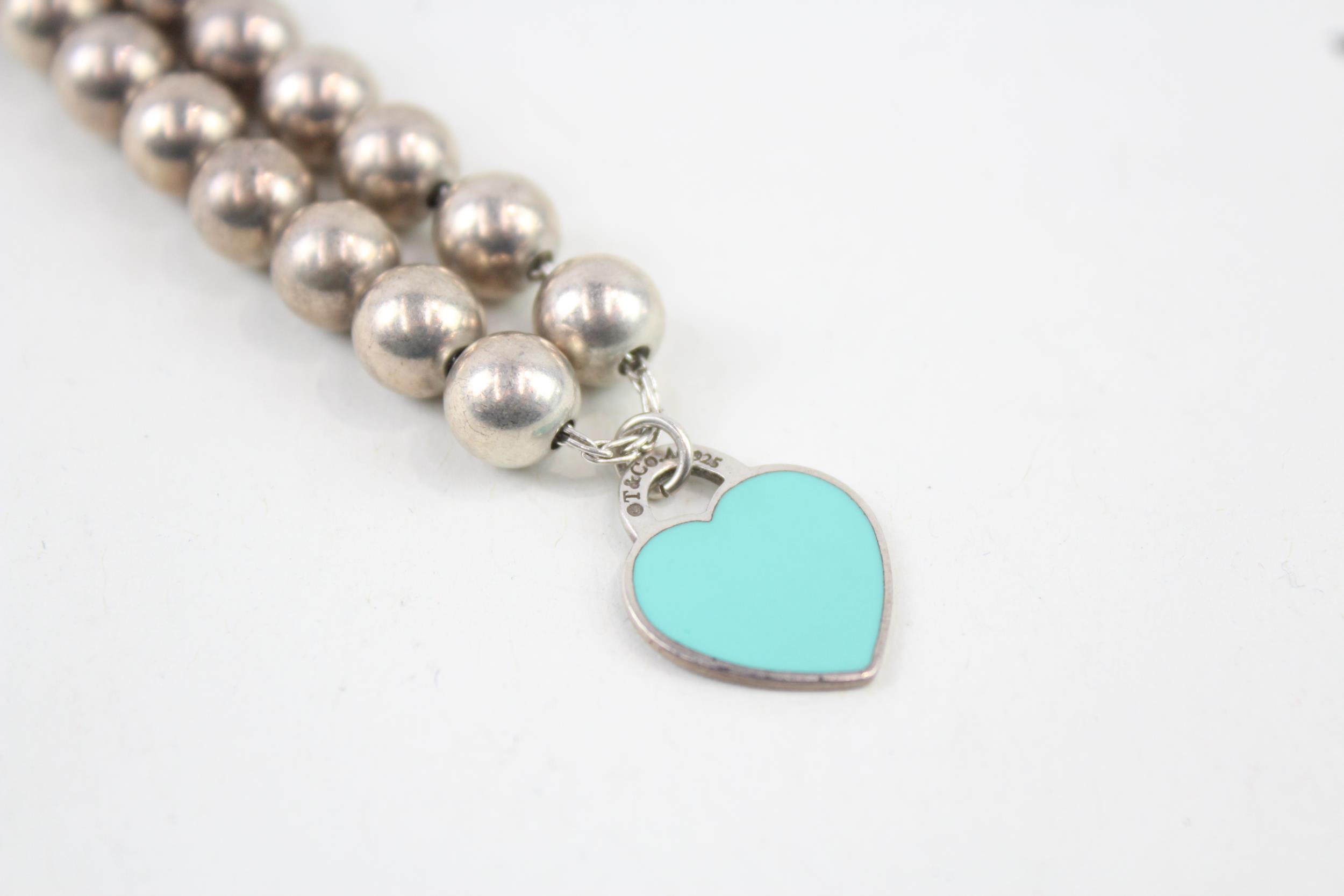 Silver bracelet with enamel heart charm by designer Tiffany & Co (16g) - Image 3 of 5