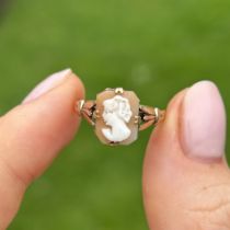 9ct gold antique shell cameo dress ring Size L 1.6 g