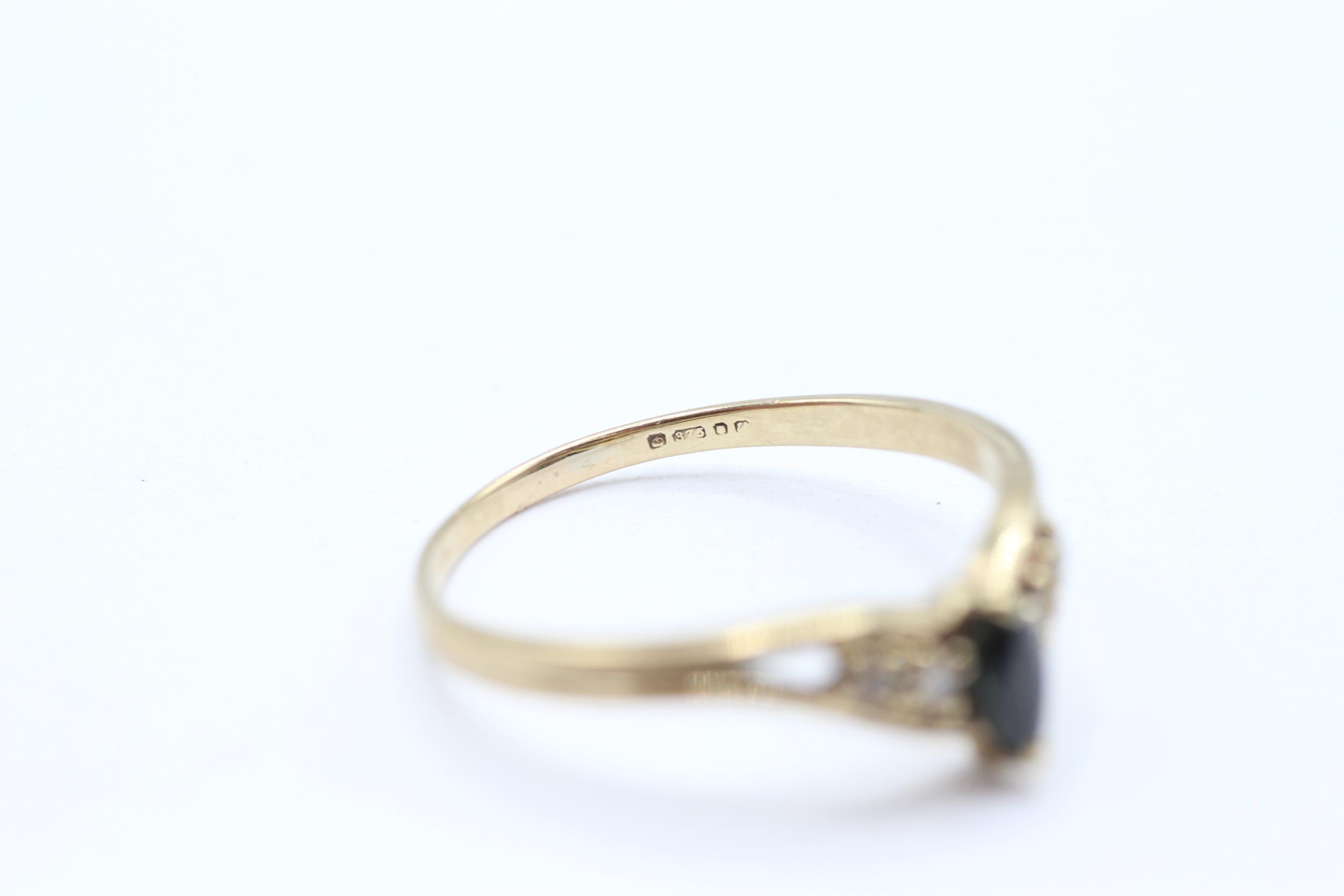 9ct gold diamond & sapphire five stone openwork chevron ring Size T 2.1 g - Image 3 of 5