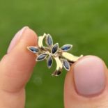 9ct gold sapphire floral brooch 1.5 g