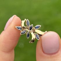 9ct gold sapphire floral brooch 1.5 g