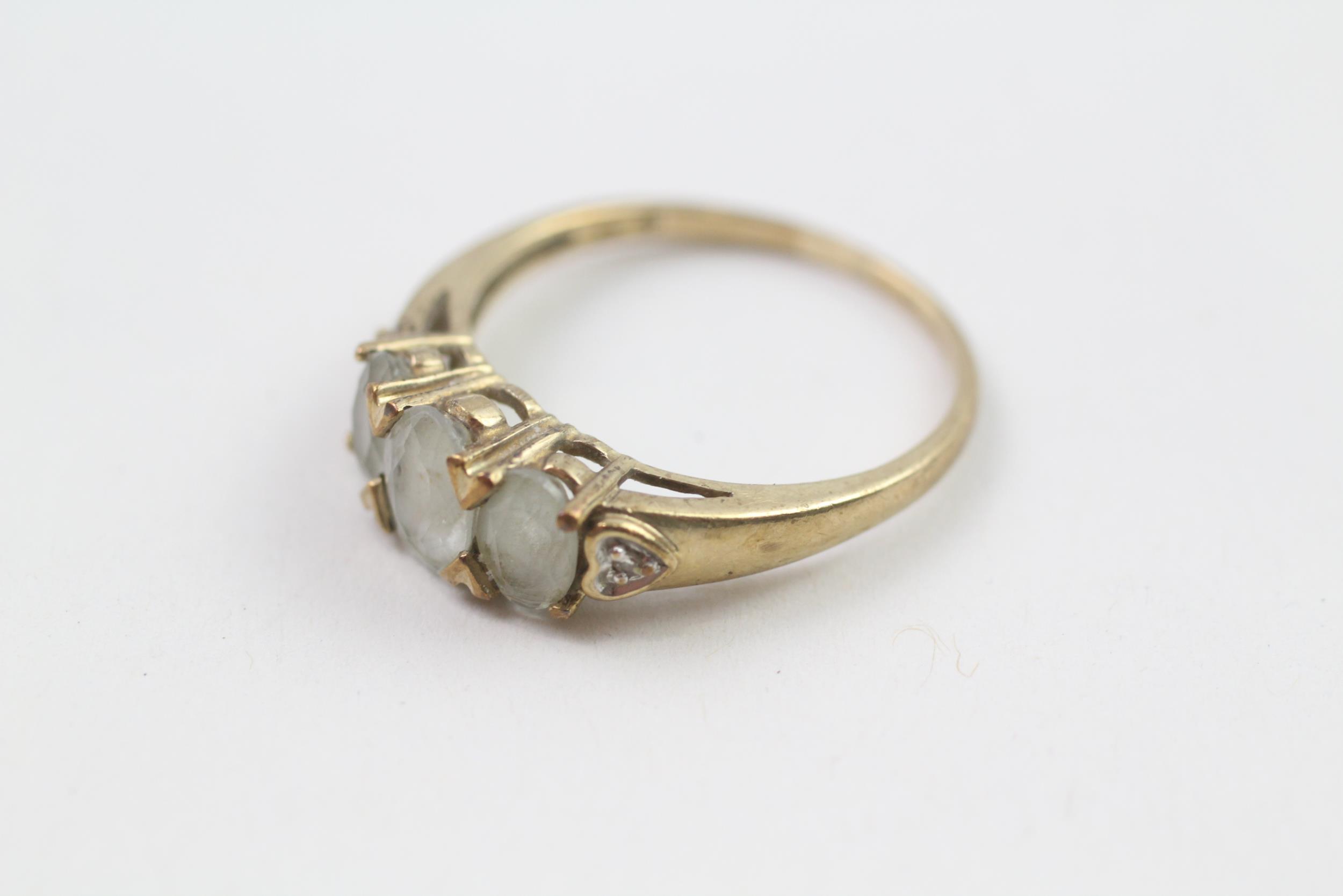 9ct gold aquamarine three stone ring with diamond set heart motif shank Size R 2.7 g - Image 3 of 4