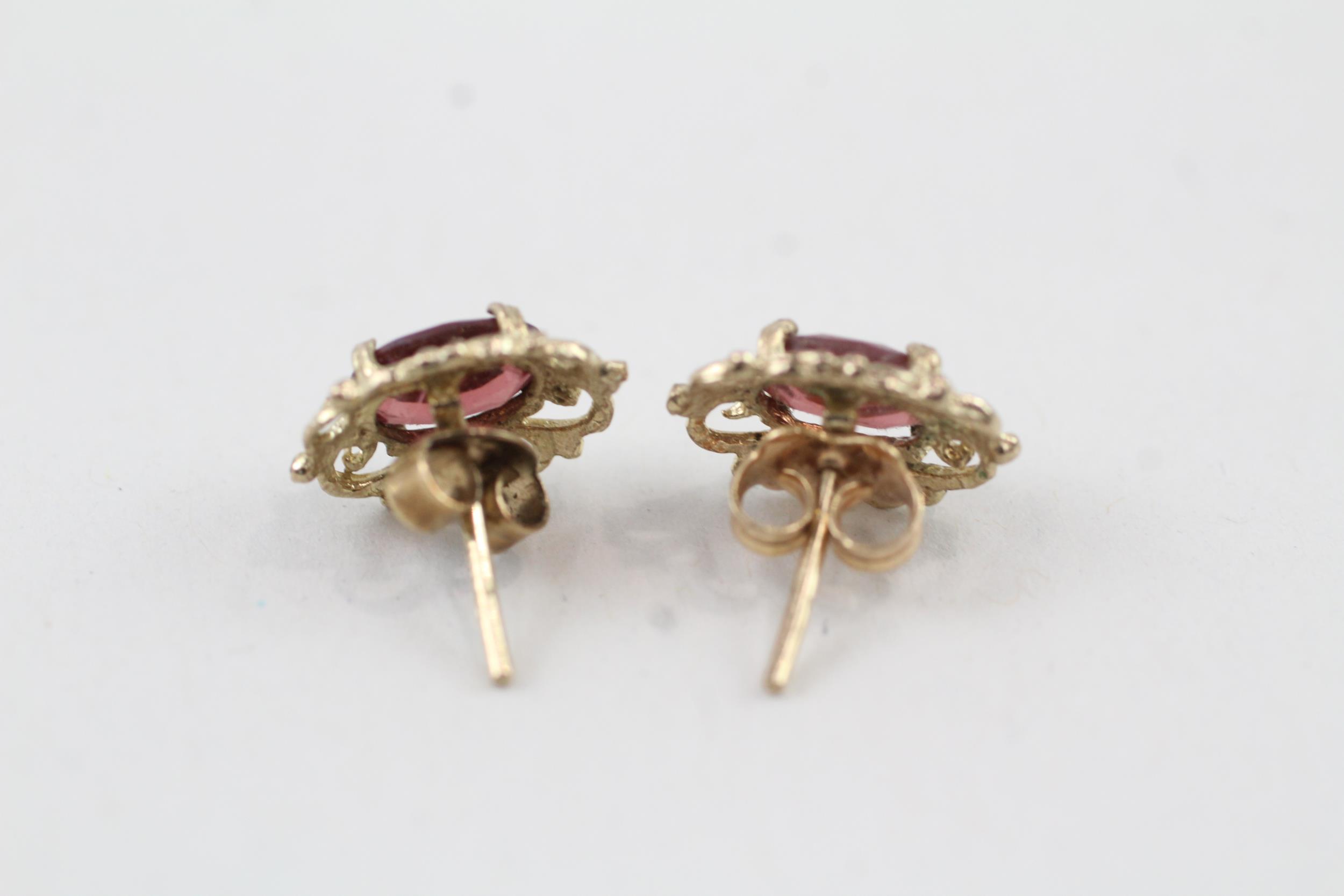 9ct gold garnet ornate stud earrings 1.5 g - Image 4 of 5