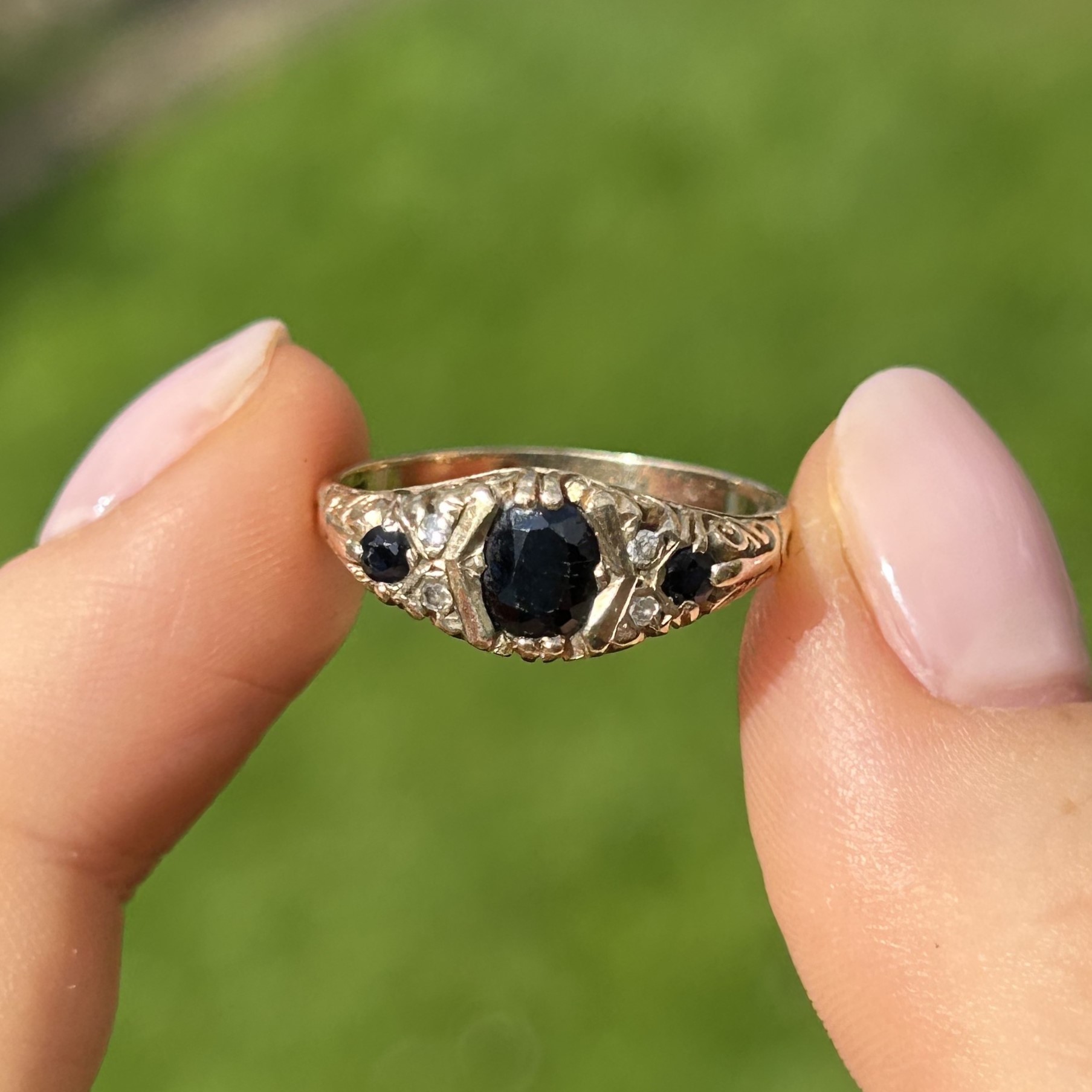 9ct gold vintage sapphire & diamond ring with a scroll patterned gallery Size P 2.5 g