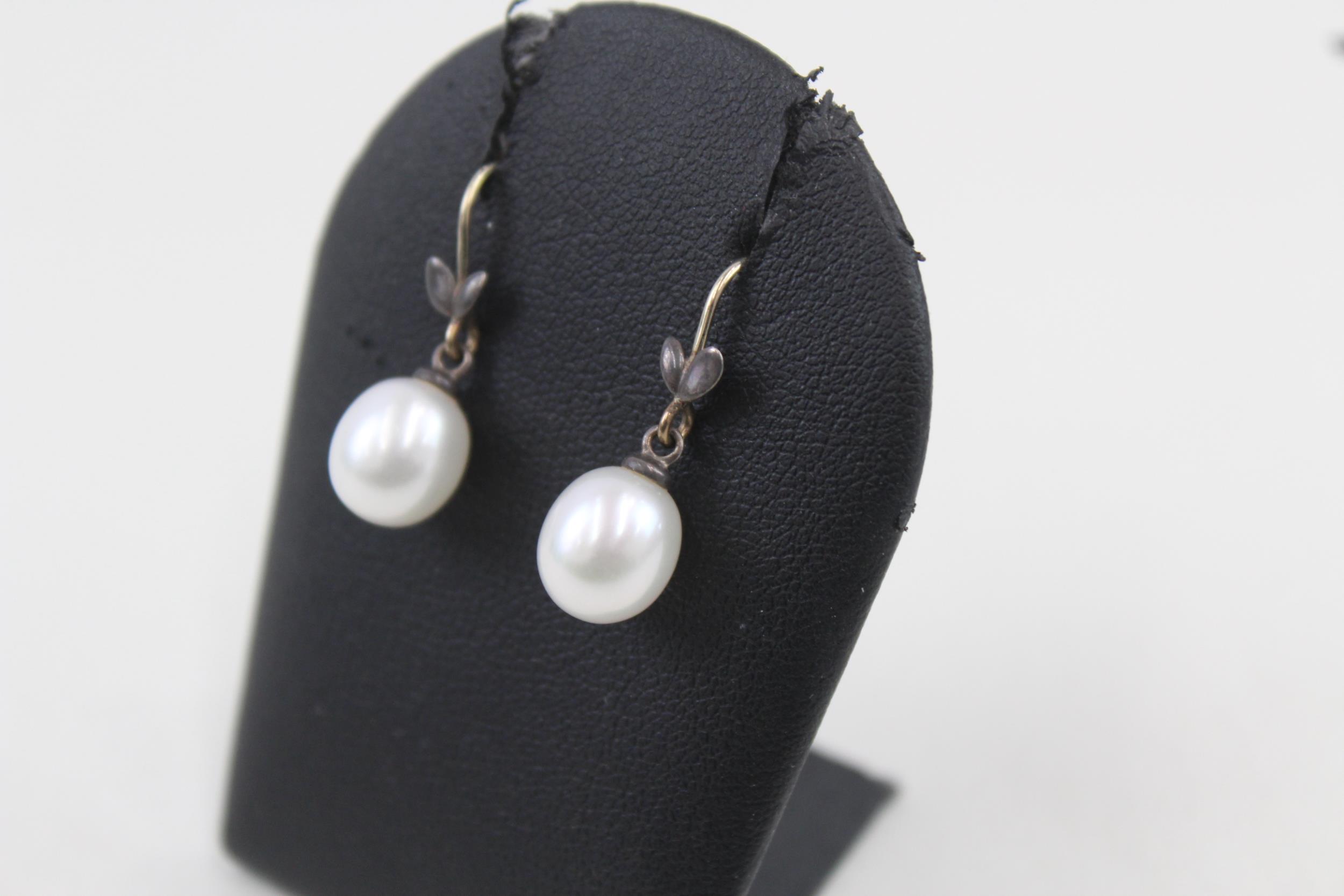 Pair of silver cultured pearl drop earrings by designer Tiffany & Co (3g) - Image 5 of 6