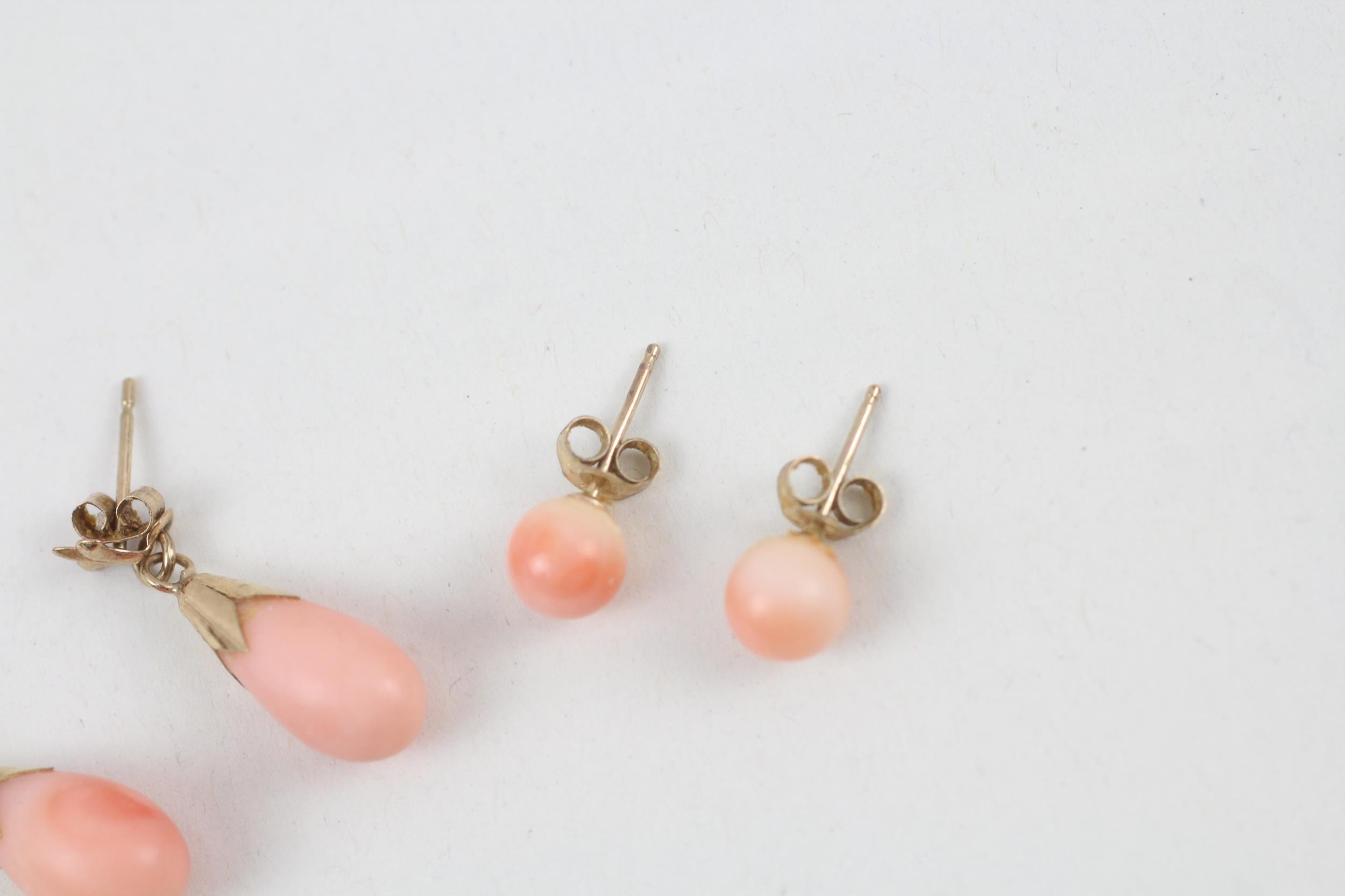2 x 9ct gold coral set earrings, drops and studs 2.5 g - Image 3 of 5