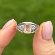 9ct white gold white & orange gemstone trefoil ring Size N 3.5 g