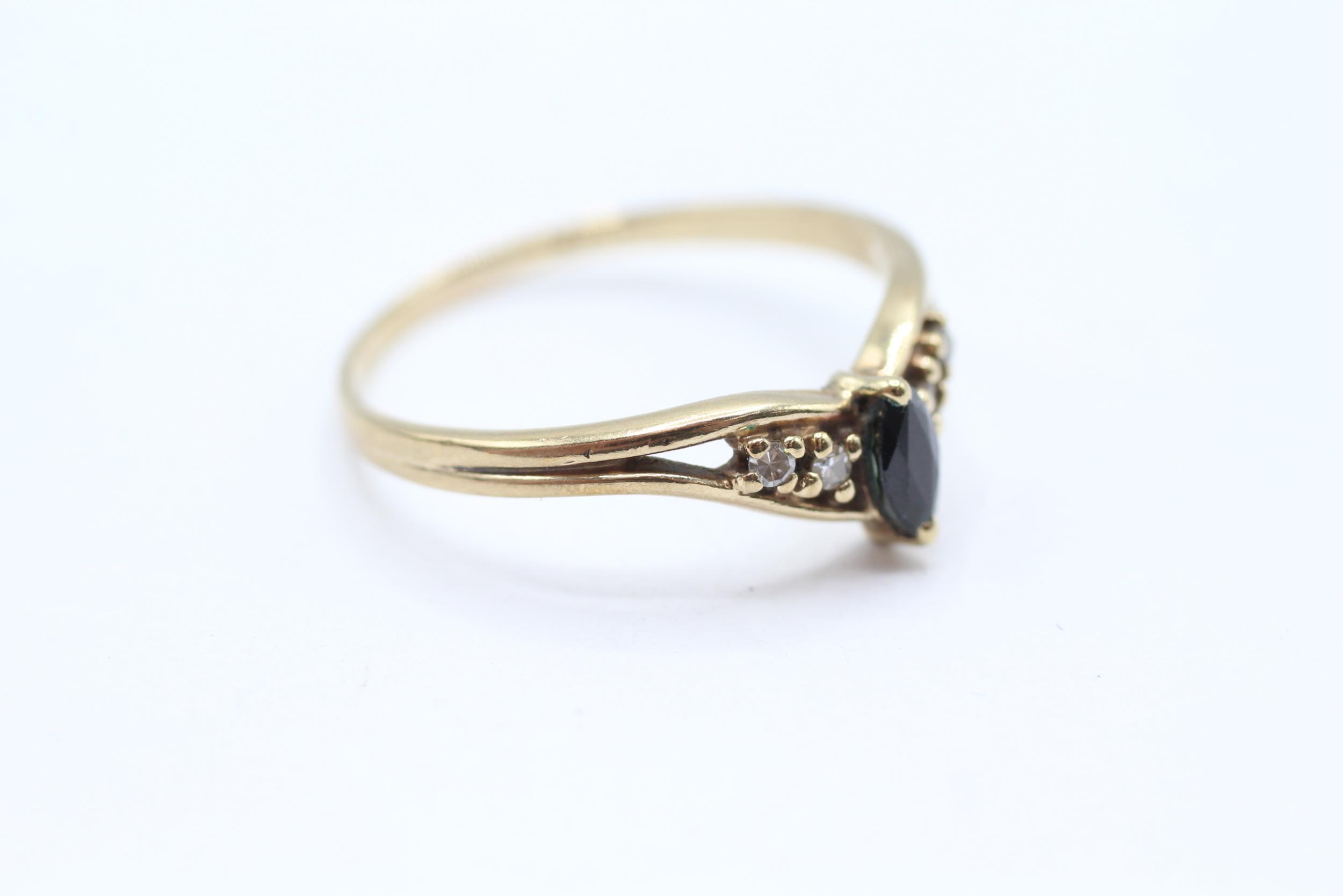 9ct gold diamond & sapphire five stone openwork chevron ring Size T 2.1 g - Image 2 of 5